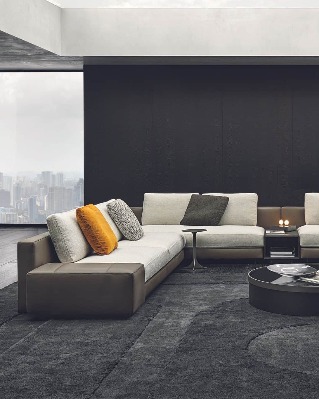 Minotti Londonのインスタグラム：「The Minotti Daniels sofa and seating system revitalises domestic living areas by introducing entirely novel compositions.   Elegant curves and ellipses serve to break up the linear nature of the layouts and imbue them with a more dynamic momentum.  Tap the link in our bio to explore the Daniels Sofa.  #minotti #minottilondon #luxuryfurniture #interiordesign #madeinitaly #luxurysofa #sofadesign #sofa #livingroomdecor #livingroomideas #livingroomdesign」