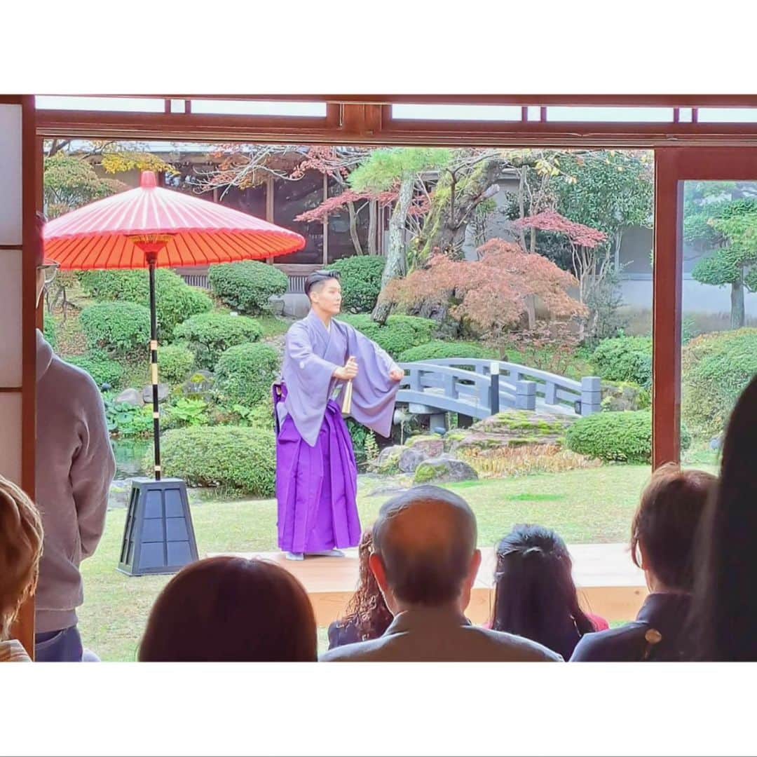 梅川壱ノ介（舞踊家）さんのインスタグラム写真 - (梅川壱ノ介（舞踊家）Instagram)「小さな踊りの会 -会津若松会場- ￣￣￣￣￣￣￣￣￣￣￣￣￣￣￣￣￣￣￣￣￣￣￣ Vol.2  去る、2023/11/11 初の会津若松におきまして、《美味しいお食事、素敵な空間、そして日本舞踊》がテーマの踊りの会、《小さな踊りの会》を開催させていただきました。  会場は萬華楼さま。 とても美味しいお食事とお庭を使っての踊りの会ということで贅沢に開催させていただきました。  今回は小さな踊りの会では初となりますゲストをお呼びいたしました。公私ともに仲良くさせていただいております、西川寛さんでございます。たくさんのご尽力を賜りまして、本当にありがとうございました。  こちらの小さな踊りの会は全国、色々な料亭やお食事処へと参ります。ぜひ、お近くの際はお越しくださいませ。  心よりお待ちしております。  これから写真を少しずつアップしていきます。  #梅川壱ノ介 #舞踊家 #日本舞踊 #小さな踊りの会 #会津若松 #福島県 #ClassicJapanesedance #traditionaljapanesedance」11月23日 18時30分 - umekawaichinosuke