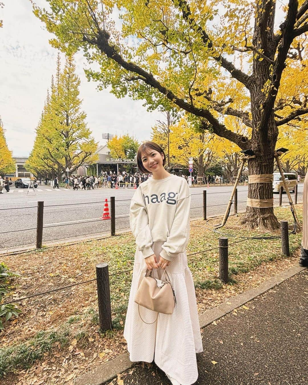 佐藤真知子さんのインスタグラム写真 - (佐藤真知子Instagram)「. 毎年来たくなる場所🍂  また一年経ったら、 黄色くなるのかな。なんて思うと、 木ってすごいよね。  秋ももう終わりなんて、びっくり。  #いちょう並木」11月23日 18時30分 - machiko.sato09