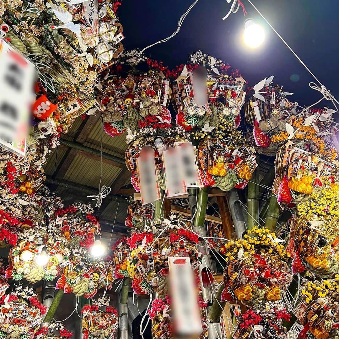 三谷紬さんのインスタグラム写真 - (三谷紬Instagram)「⛩️🌾 浅草・鷲神社の酉の市に行ってきました。 ２３日の0時になった瞬間から始まる酉の市。 人生で初めて0時ごろに！！ 入谷駅から10分ほど歩いた鷲神社周辺には 多くの人がいて活気にあふれていました。 『商売繁盛』とか『家内安全』の意味が込められている熊手。 日本の文化ってやはり素敵だなぁと。 テレビ局の名前が下がった熊手もありました。 何故かテレ朝のだけ見つけられなかった… 来年はより大きな熊手を買えるように頑張らないと。 * #酉の市#鷲神社#おおとりさま#浅草#熊手#23#日#0#時#商売繁盛#家内安全#日本#文化#asakusa#入谷#テレビ朝日#アナウンサー#三谷紬」11月23日 20時50分 - mitani_tsumugi