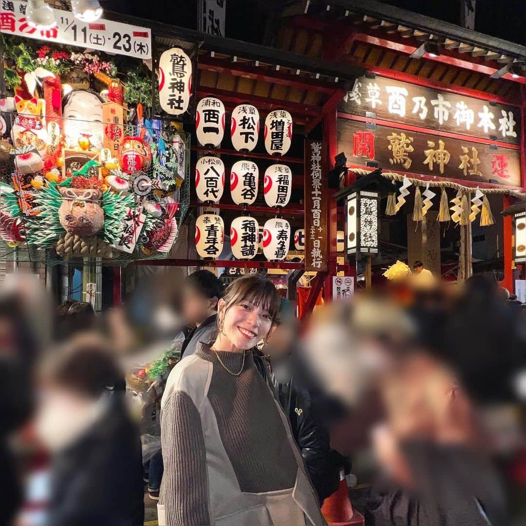 三谷紬さんのインスタグラム写真 - (三谷紬Instagram)「⛩️🌾 浅草・鷲神社の酉の市に行ってきました。 ２３日の0時になった瞬間から始まる酉の市。 人生で初めて0時ごろに！！ 入谷駅から10分ほど歩いた鷲神社周辺には 多くの人がいて活気にあふれていました。 『商売繁盛』とか『家内安全』の意味が込められている熊手。 日本の文化ってやはり素敵だなぁと。 テレビ局の名前が下がった熊手もありました。 何故かテレ朝のだけ見つけられなかった… 来年はより大きな熊手を買えるように頑張らないと。 * #酉の市#鷲神社#おおとりさま#浅草#熊手#23#日#0#時#商売繁盛#家内安全#日本#文化#asakusa#入谷#テレビ朝日#アナウンサー#三谷紬」11月23日 20時50分 - mitani_tsumugi
