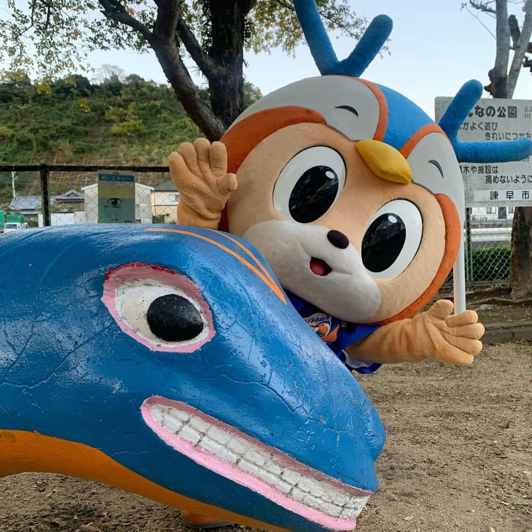 のインスタグラム：「わっ＼(^o^)／🌟 おひさしぶりのきょうりゅうさん🦕🎶 たいせつなどうがのさつえいにごきょうりょくいただきましたよ～☺️  あらためておしゃしんをみているとぼくたちすっごくにてるっ‼️😳 みなさん、どっちがきょうりゅうさんでどっちがぼくかわかりますか？☺️💓  #vvaren #vファーレン #vファーレン長崎 #長崎 #ヴィヴィくん #ふたごちゃん🍒✌️ #ライオーくん、おたんじょうびおめでとうございますっ🎉🦁🎶」