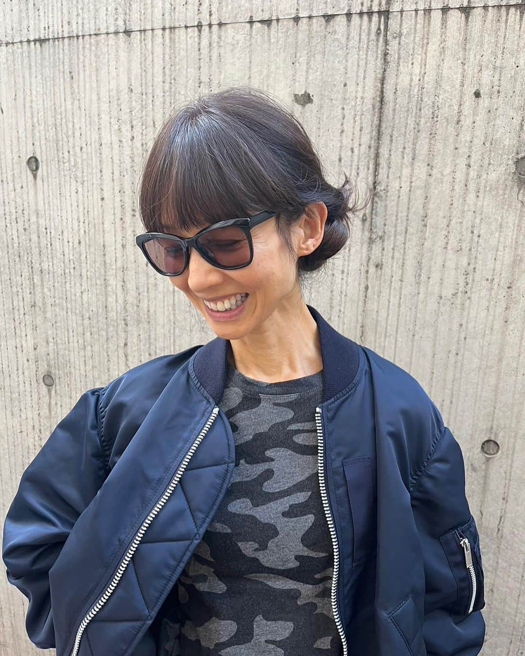 花田美恵子のインスタグラム：「サングラスな気分でした🕶️  カラーレシピ 色味→9レベル モードネイビー  #tokyolifestyle #hair #fashion   #ヘアカラー #ヘアアレンジ #前髪は短め」