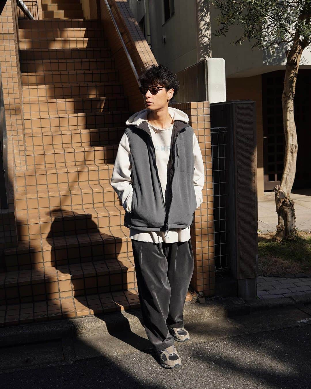 1LDKさんのインスタグラム写真 - (1LDKInstagram)「〈 EVCON 〉 ⁡ "TAION DOWN REVERSIBLE VEST" COL: BLACK / CHARCOAL GRAY / BEIGE SIZE: 2 / 3 ¥30,800 TAX IN ⁡ 日本のダウンウェアブランド、「TAION」とコラボレーションしたオリジナルのベスト。 リバーシブル仕様になっており、フリースとナイロンのどちらの面でもお使いいただけます。 ジップポケットをフリース面に3つ、ナイロン面には2つ搭載。レディースメンズ問わずお使いいただけます。 ⁡ 着用詳細 BLACK: 2 / 175cm CHACOAL GRAY: 3 / 177cm BEIGE: 2 / 167cm ⁡ 取扱店舗 1LDK apartments. ( @1ldk_apartments )  1LDK AOYAMA ( @1ldk_aoyama ) 1LDK ONLINE STORE ※店舗によりカラー展開が異なります。 ⁡ #EVCON @1ldk_evcon #TAION @taion0802  #1ldk #1ldkapartments #1ldkaoyama #1ldkshopofficial」11月23日 18時33分 - 1ldk_shop