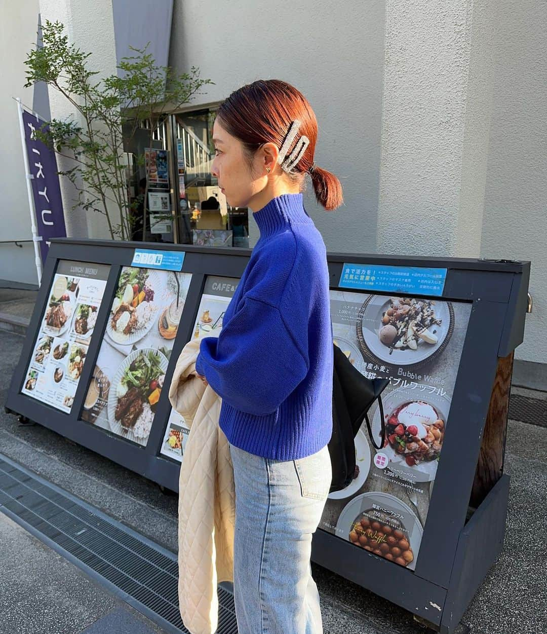 ナカイシミキのインスタグラム：「あったかーい秋のお出かけ🍂  大好きなカラーのロペピクニックのブルーニット🫐 クロップドカラフルニット @ropepicnic_official   ブルーは褒められカラーなので 着てるだけで🩵  #私は162cmでサイズ38  ハッキリしたカラーなので アウター羽織ってもかわいい☺️ 秋から着れるゴワゴワ感ないニットですっ  #CM着用アイテム  オンラインでもスタッフさんが着てる動画が載っていて わかりやすいですよっ  #PR #ロペピクニック #ropepicnic #クロップドカラフルニット #スタイルアップ　#ママコーデ #mama #mamacode #mamafashion #男の子ママ #knit #ニットコーデ #ボブ　#ヘアアレンジ　#ヘアピン　#お出かけコーデ #シンプルコーデ #デニムコーデ　#須磨離宮公園」