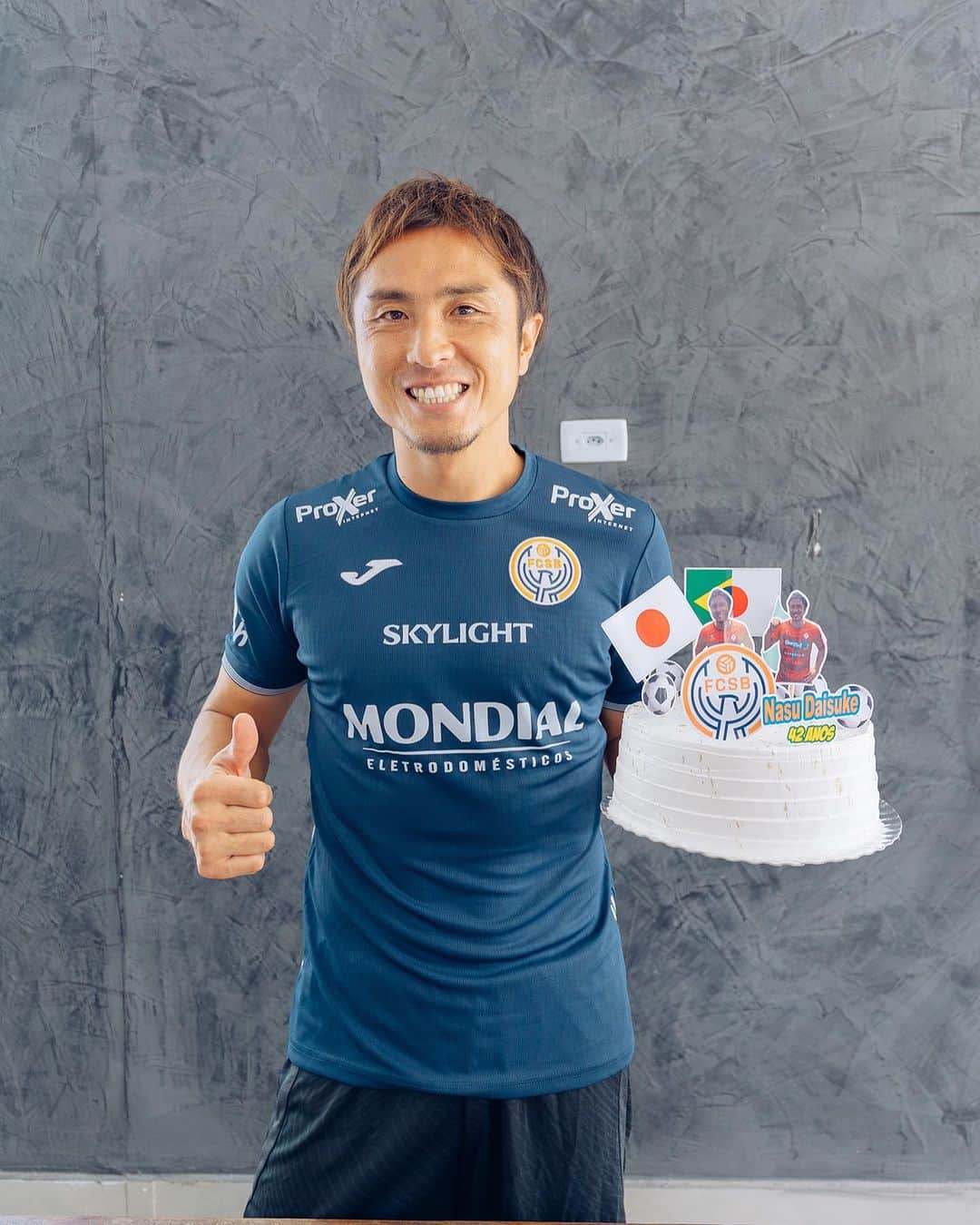 那須大亮のインスタグラム：「ブラジル式の誕生日を祝ってもらいました🇧🇷  42歳をブラジルで迎えるとは人生何があるか分からない⚽️ たくさんの仲間に祝ってもらいさらに頑張ろうと思いました‼️  42歳もVamos✨  #fcskabrasil  #brasil  #誕生日」