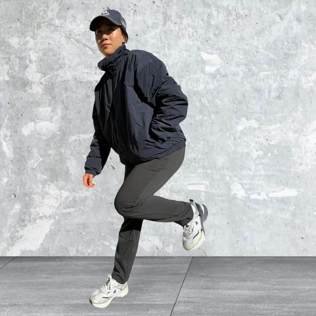 日比野菜緒のインスタグラム：「ほぼ毎日投稿させていただいておりますが、今日は @lecoqsportif_japan に怒られないか心配です🥶🤣(2枚目も見てね👀)  今日のオススメは、わたしもモデルさんも着用しているランニングシューズ👟です。 しっかり足にフィットしてくれるランニングシューズならではの軽い履き心地がお気に入りで、オフの日はほぼ毎日履いています😉 ユニセックスなデザインなので、男性にも女性にもオススメです💖 お揃いで履いてもかわいいですね〜  *今日もしっかり背景は加工です。」