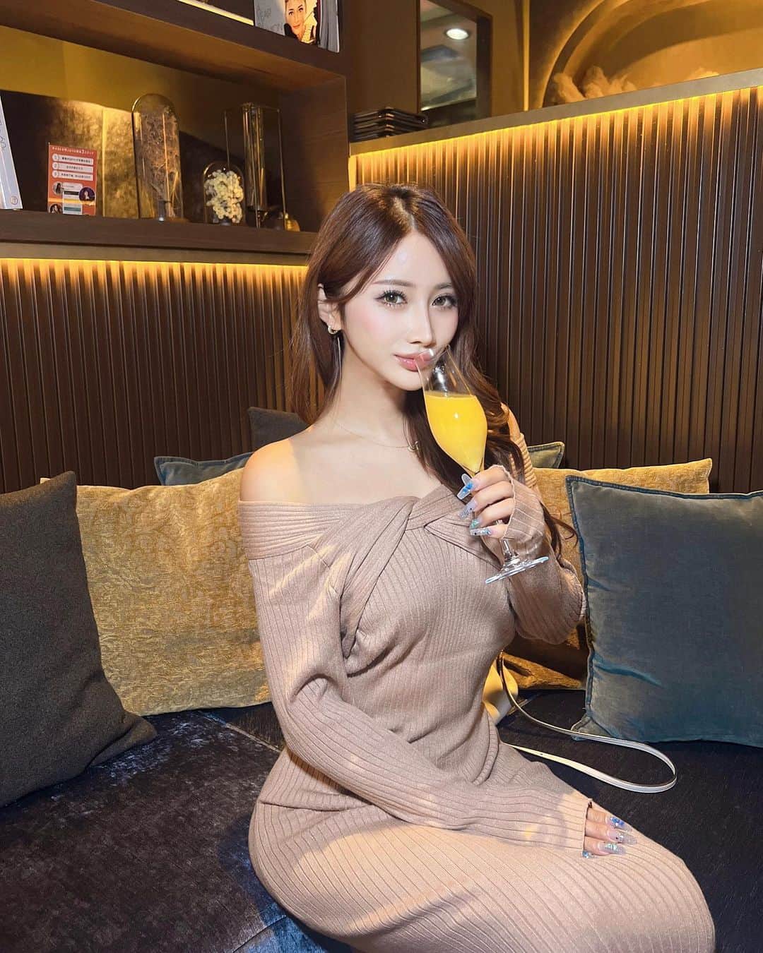 Chikoさんのインスタグラム写真 - (ChikoInstagram)「西麻布交差点からすぐのレストランバー🍴🍸 @oksan.nishiazabu に行ってきました🩵🩵🩵 . 店内は洗練されていてインテリアも拘っていて とってもお洒落で品のある空間でした🫧✨ 完全個室、半個室席、カウンター席、 一般席と席が多数あったので 女子会、恋人、お仕事の接待にも どのシーンでもぴったりの空間だなって思いました✨️ . お料理は本格シェフさんが作る 最高に美味しいものばかりでした🤍 . パスタとリゾットは こんな感じのが食べたいと伝えると その時食べたいものが食べれるよ😍 . 私は明太クリームのクリーム多めのものをオーダー💕 . 西麻布交差点からすぐなのに穴場すぎた☺️💕 ぜひみんな行ってみて！ めちゃくちゃ良かったから😍🤍🤍🤍 . . . #pr #西麻布グルメ #nishiazabu #港区 #イタリアン #レストランバー #restaurantbar #restaurant #お洒落なレストランでランチ #映えスポット #映えグルメ #映え」11月23日 18時35分 - chan.chiko.888