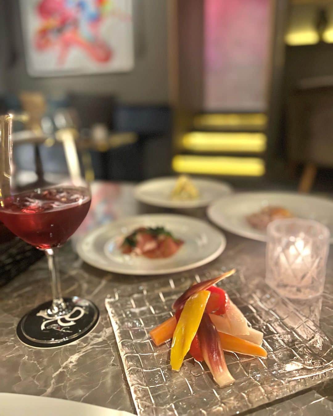Chikoさんのインスタグラム写真 - (ChikoInstagram)「西麻布交差点からすぐのレストランバー🍴🍸 @oksan.nishiazabu に行ってきました🩵🩵🩵 . 店内は洗練されていてインテリアも拘っていて とってもお洒落で品のある空間でした🫧✨ 完全個室、半個室席、カウンター席、 一般席と席が多数あったので 女子会、恋人、お仕事の接待にも どのシーンでもぴったりの空間だなって思いました✨️ . お料理は本格シェフさんが作る 最高に美味しいものばかりでした🤍 . パスタとリゾットは こんな感じのが食べたいと伝えると その時食べたいものが食べれるよ😍 . 私は明太クリームのクリーム多めのものをオーダー💕 . 西麻布交差点からすぐなのに穴場すぎた☺️💕 ぜひみんな行ってみて！ めちゃくちゃ良かったから😍🤍🤍🤍 . . . #pr #西麻布グルメ #nishiazabu #港区 #イタリアン #レストランバー #restaurantbar #restaurant #お洒落なレストランでランチ #映えスポット #映えグルメ #映え」11月23日 18時35分 - chan.chiko.888