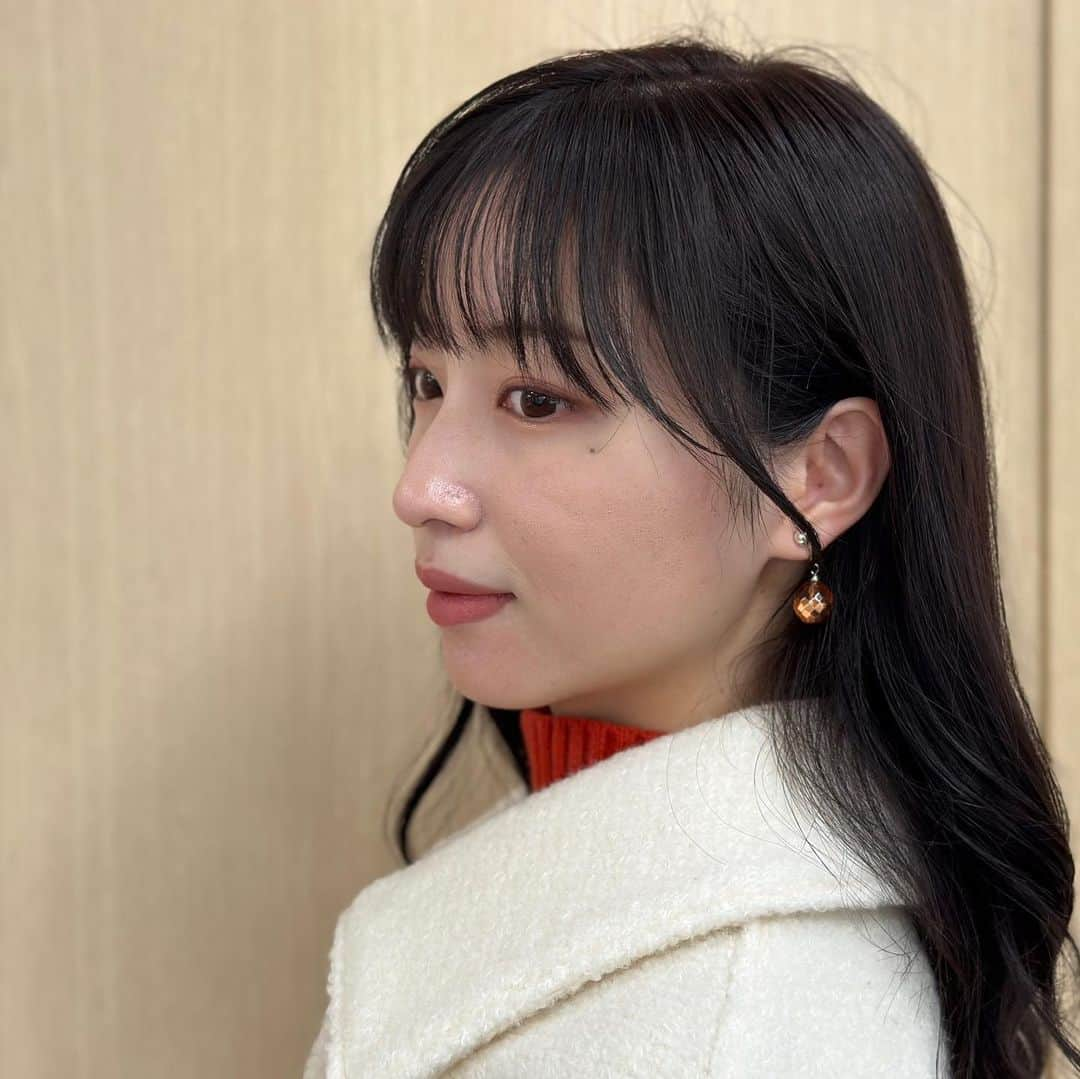 フジテレビ「めざましテレビ」さんのインスタグラム写真 - (フジテレビ「めざましテレビ」Instagram)「お天気コーナー「きょう何着て行く？」 林佑香の毎日のコーデを紹介♪  11月23日（木）  【今日のコーデ】 🌟コート☞ @mystrada_official ２万8600円 🌟ニット☞ @gap_jp 7990円 🌟スカート☞ @pierrot_shop 4190円 🌟靴☞ @dianashoespress ２万8600円  🌟イヤリング☞ @abiste_official 3150円   【コーデのポイント】 引き続き流行中の赤🍎🍒 差し色として投入するのもいいですが、オレンジ🍊と組み合わせる技ありカラーMIXならさらに感度がアップ⤴️ 着映えも叶います。    #めざましテレビ #きょう何着て行く？ #林佑香 #今日のコーデ #コーデ #CanCam #今日のファッション#ootd #きょう何着て行く？は月〜金朝6時22分ごろ放送📺 #ゆかちゃん #きれいめコーデ #きれいめカジュアル #大人コーデ #秋コーデ #オフィスカジュアル #上品コーデ #アナウンサー衣装」11月23日 18時35分 - mezamashi.tv