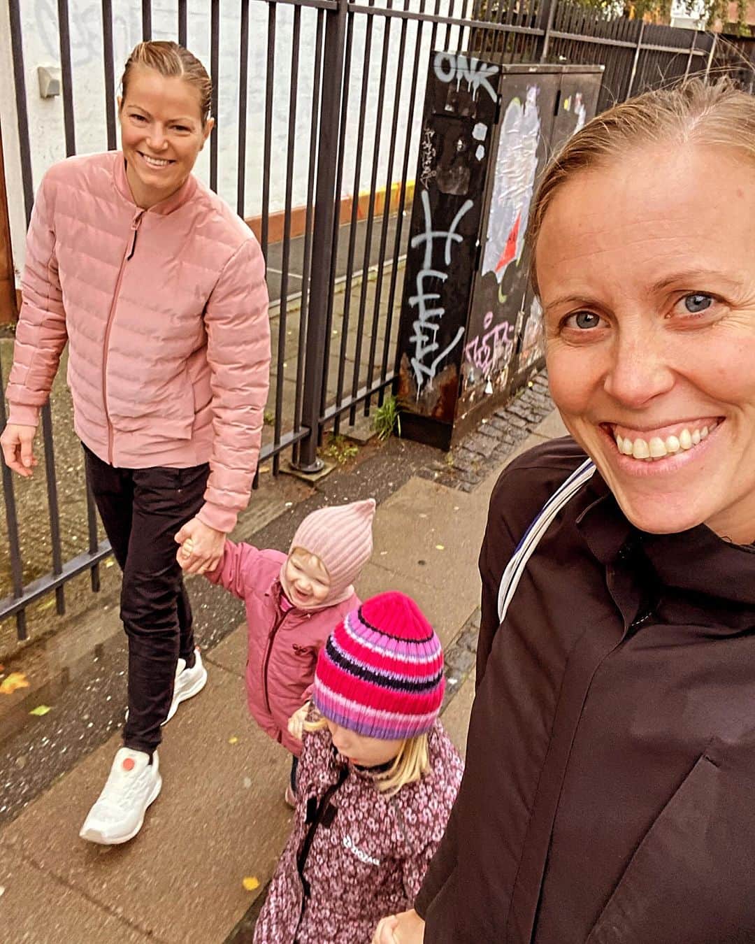 カミラ・リター・ユール & クリスティナ・ペデルセンのインスタグラム：「Verdens sødeste kone og aller bedste MorK har fødselsdag i dag🇩🇰 Vi elsker dig på skiløjperne, i autocamper, på campingpladser, i byggemarkeder, på diverse legepladser og herhjemme når du leger med os allesammen🙌🏼💜」