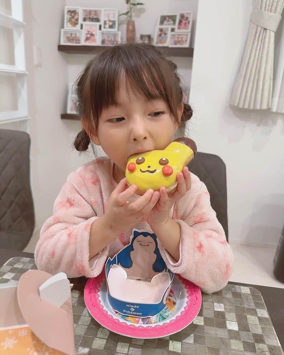 大知めぐみさんのインスタグラム写真 - (大知めぐみInstagram)「ポケモン世代なので、親もついつい可愛くて惹かれる🍩💓 ⁡ #お耳は何も入って無かったけど #お顔にはクリームが入ってました😂 ⁡ ⁡ ⁡ ⁡ ⁡ ⁡ ⁡ ⁡ ⁡ #ミスタードーナツ  #ポケモン  #ポケモンコラボ  #ドーナツ屋さん  #ミスド  #ミスド新作  #ピカチュウ #30代ママ #主婦#女の子のママ #followｍe #幼稚園ママ #육아스타그램 #육아 #육아소통 #육아맘 #맘스타그램 #もぐもぐタイム  #かわいい #かわいい女の子 #癒し動画 #5歳」11月23日 18時38分 - megmeg0715