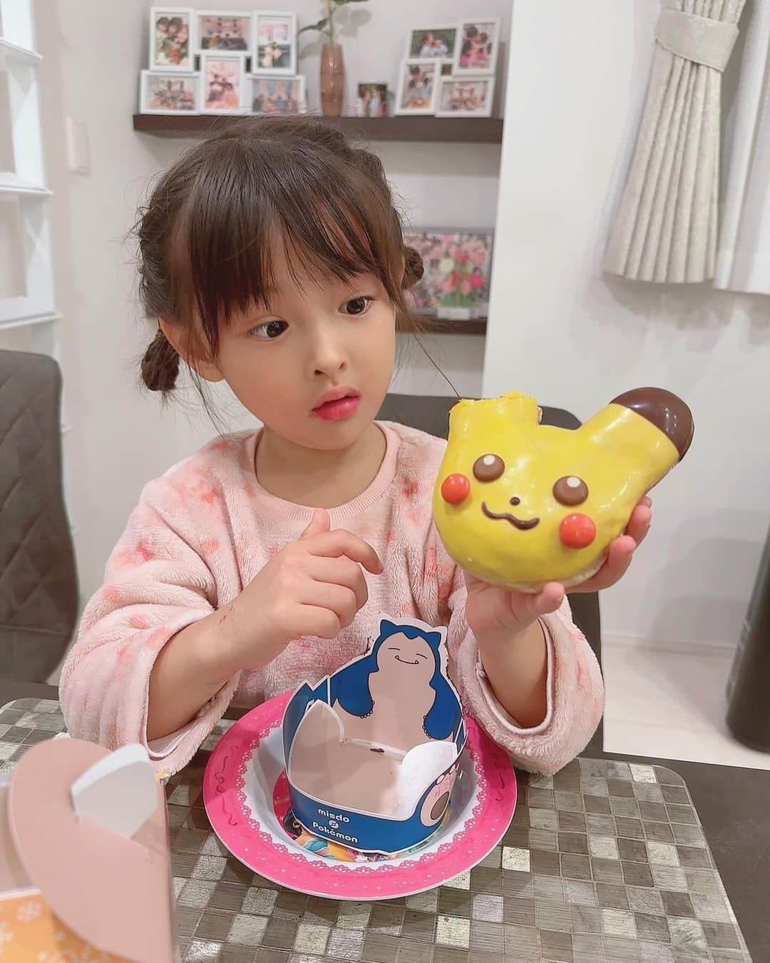 大知めぐみのインスタグラム：「ポケモン世代なので、親もついつい可愛くて惹かれる🍩💓 ⁡ #お耳は何も入って無かったけど #お顔にはクリームが入ってました😂 ⁡ ⁡ ⁡ ⁡ ⁡ ⁡ ⁡ ⁡ ⁡ #ミスタードーナツ  #ポケモン  #ポケモンコラボ  #ドーナツ屋さん  #ミスド  #ミスド新作  #ピカチュウ #30代ママ #主婦#女の子のママ #followｍe #幼稚園ママ #육아스타그램 #육아 #육아소통 #육아맘 #맘스타그램 #もぐもぐタイム  #かわいい #かわいい女の子 #癒し動画 #5歳」