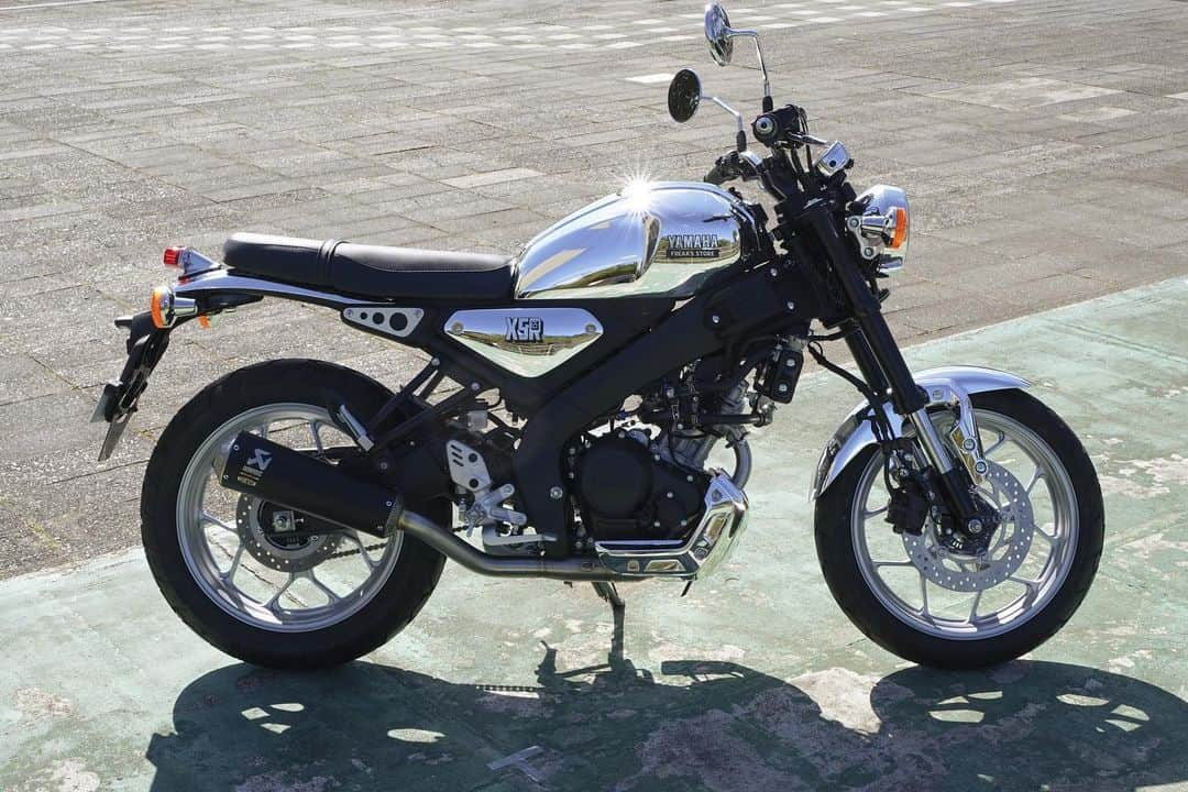 ヤマハ バイクさんのインスタグラム写真 - (ヤマハ バイクInstagram)「#XSR125 の発売に合わせ... \セレクトショップ FREAK'S STORE とコラボ✨/  XSRシリーズのコンセプトである"Neo Retro"を強調する「カスタムモデル（非売品）」「アパレルグッズ」を展開しています！  ▶︎コラボ1（3〜6枚目） XSR125をベースに、FREAK'S STORE プロデュースのカスタムモデルを製作（非売品）。 過去のヤマハの名車からインスパイアされたパーツやカラーリングなどに変更し、最新の機能とレトロなパーツの融合をさらに深めることで、タイムレスな印象を強調しています。 現在、FREAK’S STORE渋谷店併設の「OPEN STUDIO」で展示中です！ ※場所: 東京都渋谷区神南1-13-1 ※期間: 11月18日（土）〜11月26日（日）  ▶︎コラボ2（7〜8枚目） 70〜90年代のアメリカンカジュアルを感じさせるアパレルグッズを数量限定で販売✨ （一部店舗での取り扱い） 様々なグッズやパッケージのイラストを手がける、人気イラストレーターJERRY氏による「XSR125」をモチーフとしたイラストを備えるスウェットや、スポーティな印象を強調するナイロン素材のセットアップ、ナイロンハットをラインナップします。 ［7枚目］ XSR CREW SWEAT ［8枚目］ XSR NYLON JACKET XSR NYLON PANTS XSR NYLON HAT  ※販売場所: 3店舗 ・FREAK’S STORE 渋谷 ・Daytona Park (FREAK’S STORE公式ONLINE STORE) ・My YAMAHA Motor Web オンラインショップ（会員登録要）  #freaksstore #Yamaha #xsr125 #RevsyourHeart #neoretro」11月23日 18時39分 - yamaha_bike