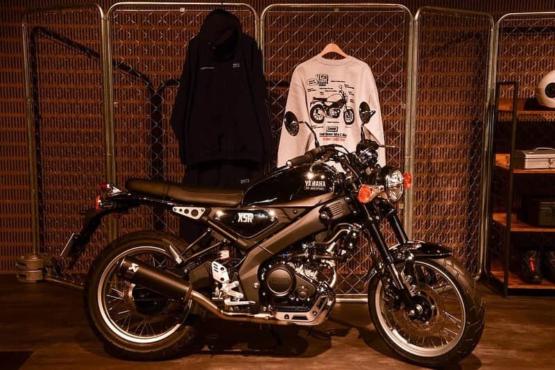 ヤマハ バイクのインスタグラム：「#XSR125 の発売に合わせ... \セレクトショップ FREAK'S STORE とコラボ✨/  XSRシリーズのコンセプトである"Neo Retro"を強調する「カスタムモデル（非売品）」「アパレルグッズ」を展開しています！  ▶︎コラボ1（3〜6枚目） XSR125をベースに、FREAK'S STORE プロデュースのカスタムモデルを製作（非売品）。 過去のヤマハの名車からインスパイアされたパーツやカラーリングなどに変更し、最新の機能とレトロなパーツの融合をさらに深めることで、タイムレスな印象を強調しています。 現在、FREAK’S STORE渋谷店併設の「OPEN STUDIO」で展示中です！ ※場所: 東京都渋谷区神南1-13-1 ※期間: 11月18日（土）〜11月26日（日）  ▶︎コラボ2（7〜8枚目） 70〜90年代のアメリカンカジュアルを感じさせるアパレルグッズを数量限定で販売✨ （一部店舗での取り扱い） 様々なグッズやパッケージのイラストを手がける、人気イラストレーターJERRY氏による「XSR125」をモチーフとしたイラストを備えるスウェットや、スポーティな印象を強調するナイロン素材のセットアップ、ナイロンハットをラインナップします。 ［7枚目］ XSR CREW SWEAT ［8枚目］ XSR NYLON JACKET XSR NYLON PANTS XSR NYLON HAT  ※販売場所: 3店舗 ・FREAK’S STORE 渋谷 ・Daytona Park (FREAK’S STORE公式ONLINE STORE) ・My YAMAHA Motor Web オンラインショップ（会員登録要）  #freaksstore #Yamaha #xsr125 #RevsyourHeart #neoretro」
