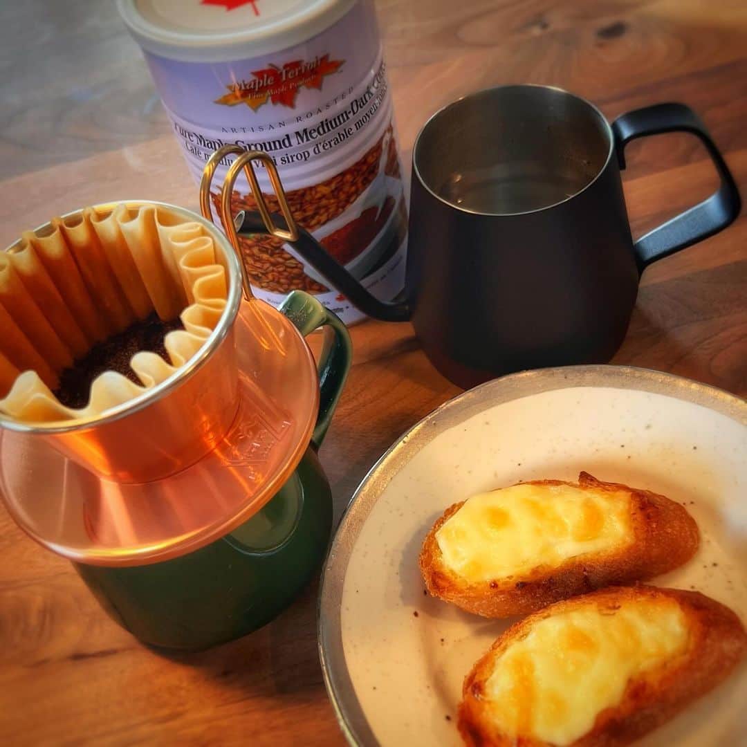 名塚佳織のインスタグラム：「☕︎ 先日 #虹の郷 で購入した メープルコーヒー☕︎   甘く芳ばしい柔らかな香りが 心を癒してくれる…♡ 最高です✨ #にじかつ  洗い物増やしたくなくて マグに直接ドリップするタイプ😛 ドリップ後 スプーンでひと混ぜすると 均一になって良いらしいよ😉」