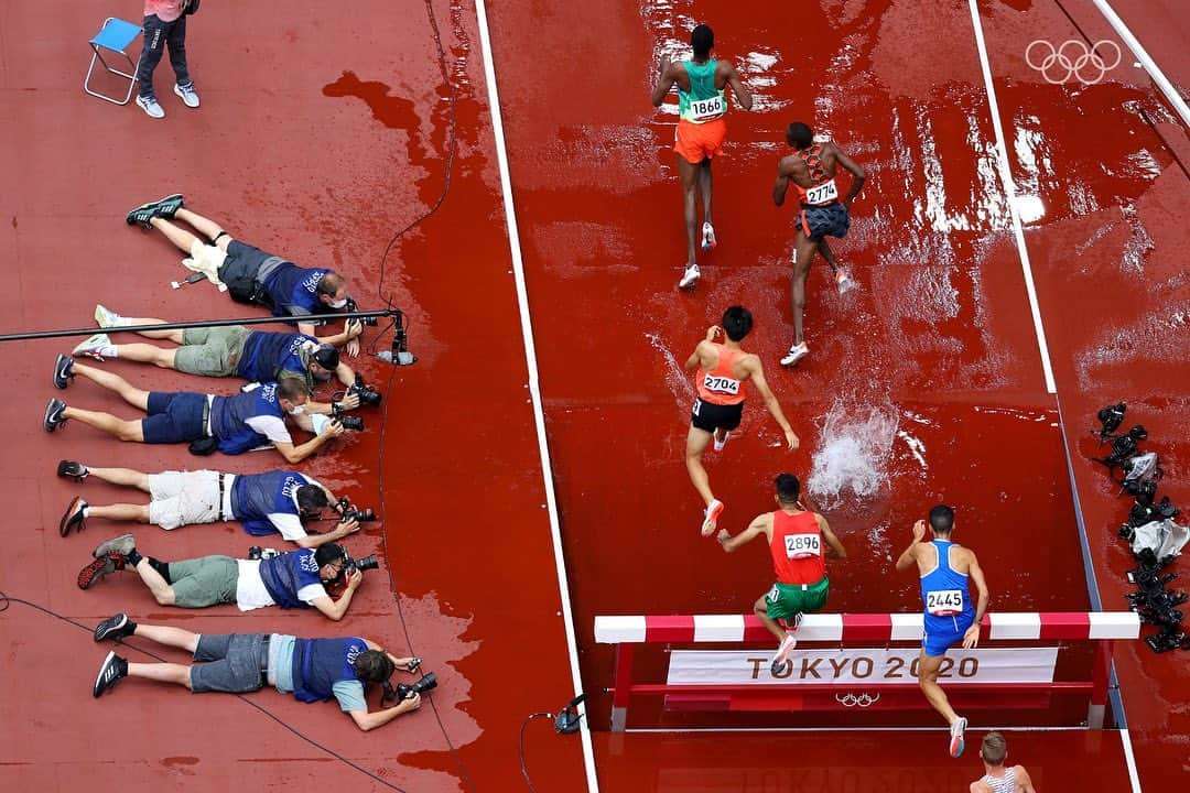 国際オリンピック委員会のインスタグラム：「今日は #勤労感謝の日 ✨  競技の中で生まれる様々な瞬間を、写真で届けてくれるフォトグラファーの皆さん💪  その仕事の大変さが伝わってくる一枚📸  #オリンピック」