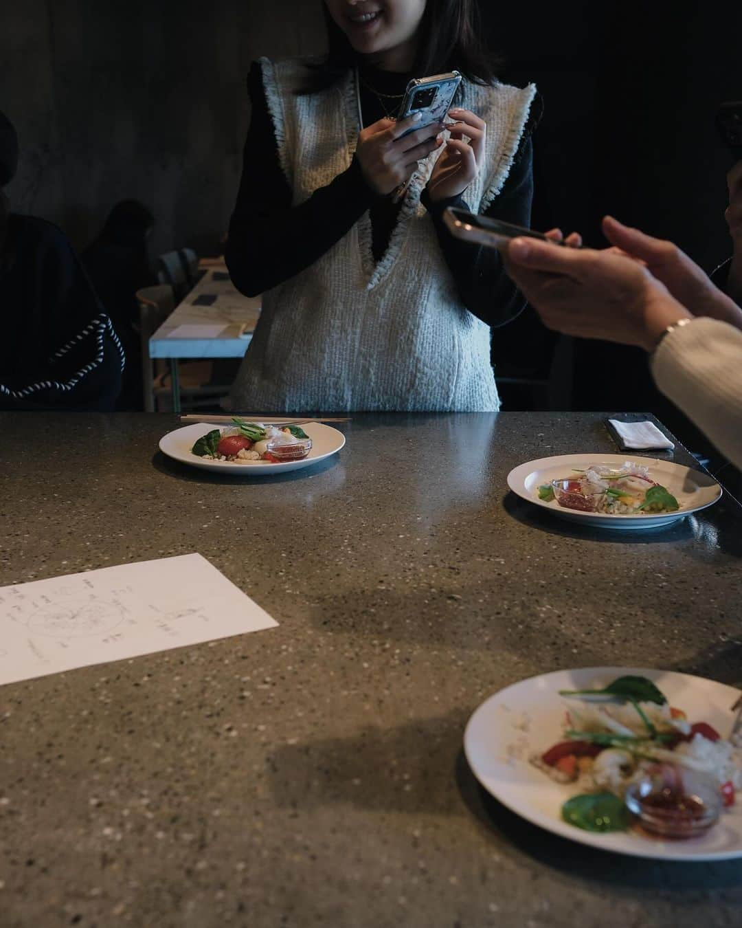 Veronica Halimさんのインスタグラム写真 - (Veronica HalimInstagram)「A day well spent at HITOTEMA where food, art, calligraphy and good conversation flow. It was a special collaboration workshop with @naokotanijiri ; I particularly enjoyed her food and the way she thinks about her cooking. It started with many fun chats, and this collaboration was born. I really loved seeing all the beautiful works from the workshop where we all inspired each other! Looking forward to another one soon! —  #カリグラフィー　#カリグラフィースタイリング #カリグラフィーワークショップ #hitotema」11月23日 9時44分 - truffypi