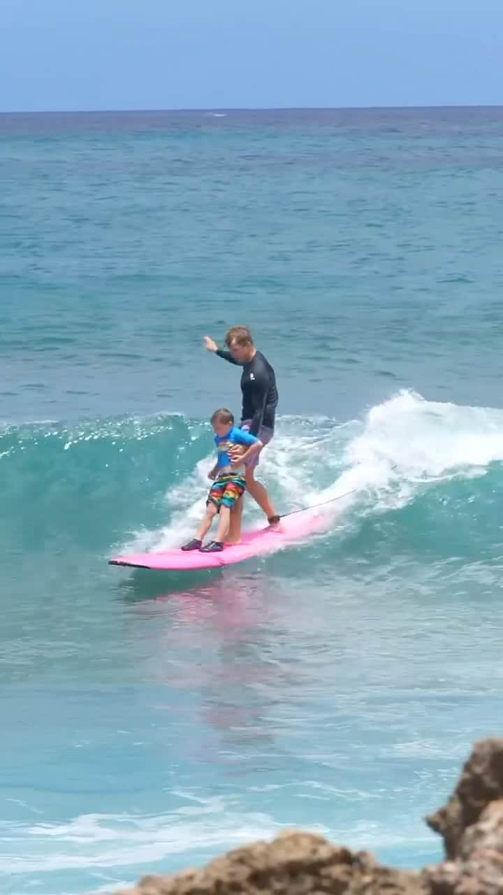 ジェイミー・オブライエンのインスタグラム：「We love teaching the generation of surfers @jamieobriensurfexperience 🩵 @turtlebayresort」