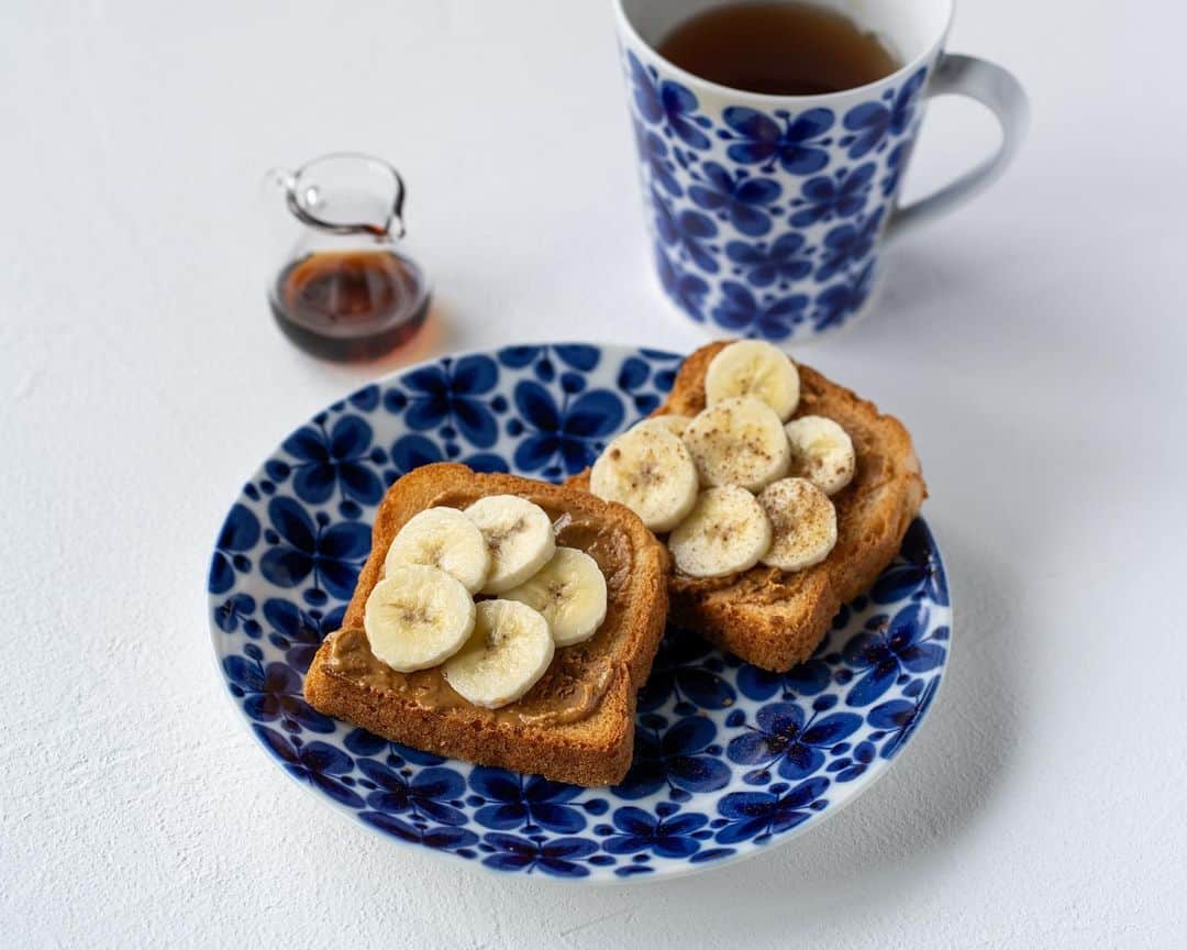 miku_colorsさんのインスタグラム写真 - (miku_colorsInstagram)「* 2023.11.23 . 今朝はピーナッツバターとバナナのトーストで 朝ごはん。 . 週末からまた寒くなると知って 電気の湯たんぽも出しました。 真冬耐えられるかな😅（笑） . . . . #朝ごはん#米粉食パン#バナナトースト#トースト#テーブルフォト #フードスタイリング#楽天roomに載せてます #roomインフルエンサー#モナミ#玄米食パン#北欧ビンテージ#onthetable #monamie#toast#foodstyling#foodphoto#igersjp#sonyphotography#grutenfree」11月23日 9時52分 - miku_colors