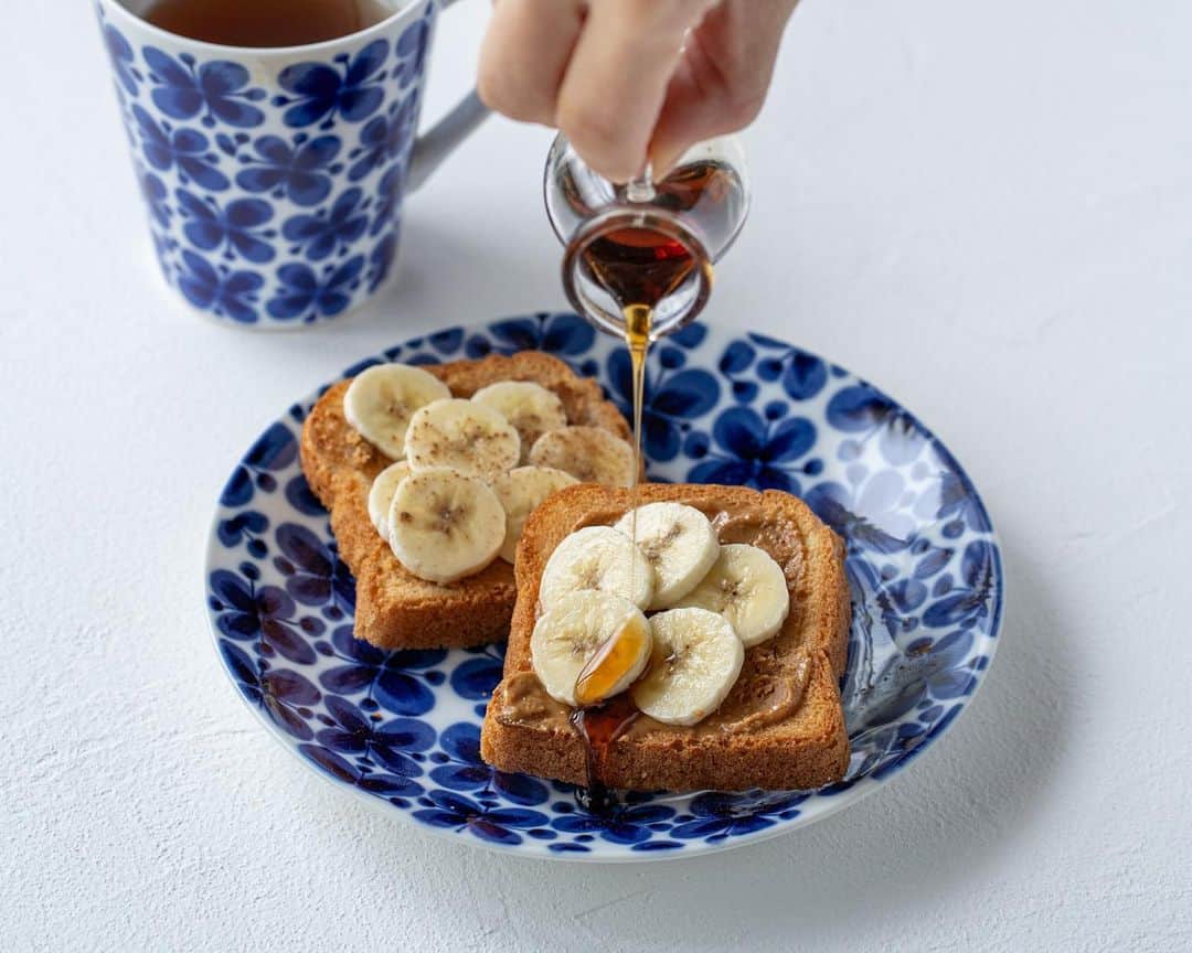 miku_colorsのインスタグラム：「* 2023.11.23 . 今朝はピーナッツバターとバナナのトーストで 朝ごはん。 . 週末からまた寒くなると知って 電気の湯たんぽも出しました。 真冬耐えられるかな😅（笑） . . . . #朝ごはん#米粉食パン#バナナトースト#トースト#テーブルフォト #フードスタイリング#楽天roomに載せてます #roomインフルエンサー#モナミ#玄米食パン#北欧ビンテージ#onthetable #monamie#toast#foodstyling#foodphoto#igersjp#sonyphotography#grutenfree」