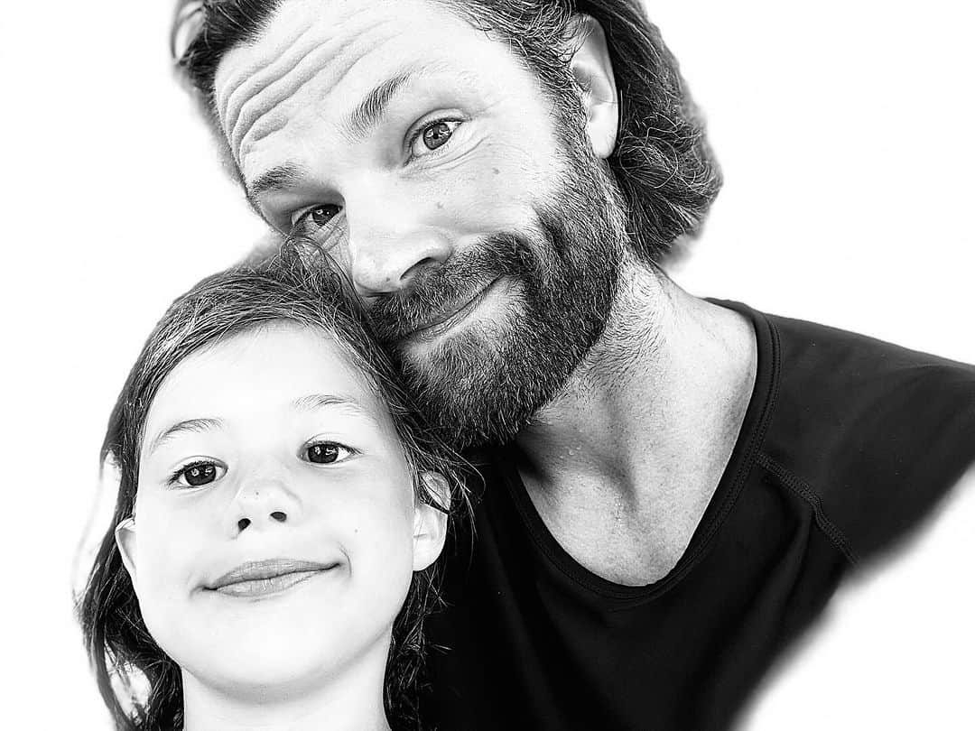 ジャレッド・パダレッキのインスタグラム：「#When your 6 year old daughter takes better selfies than you do… 🤦🏻 Aloha! Photo credit: Odette Padalecki」