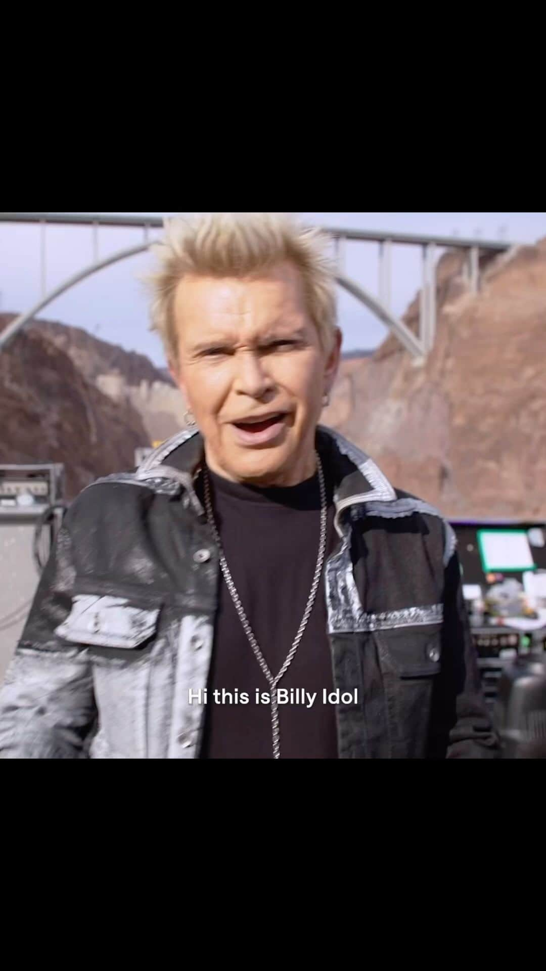 ビリー・アイドルのインスタグラム：「Don’t miss the global streaming premiere of ‘Billy Idol: State Line’ streaming on @Veeps November 25! The concert film includes two sets: a raucous full band concert at sunset with special guests and an acoustic duo set with Steve Stevens on the roof of the powerhouse at the foot of Hoover Dam. Use link in bio for tickets!」