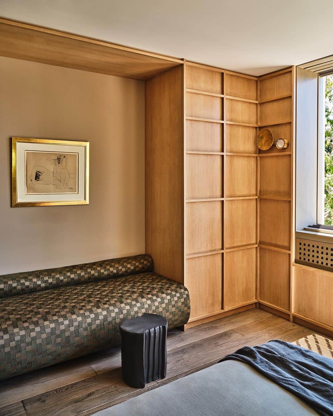 ケリーウェアスラーのインスタグラム：「SLEEPOVER In crafting guest suites for our residential projects, we approach them as if we were designing a hotel suite, as showcased in this guest room from a residential project. It's all about creating a memorable experience where you have everything you need and more. Whenever I host guests at my home, I love surprising them in as many ways as possible. Here is a list of things I always make sure to include in the guest suite: a candle, a personalized robe, luxe bedding that adds warmth to the room, florals, and my latest favorite beauty product in the bathroom. Lastly, a frame with a photo of a memory we had together. We want our guests and our clients' guests to leave feeling super loved and inspired. XK」