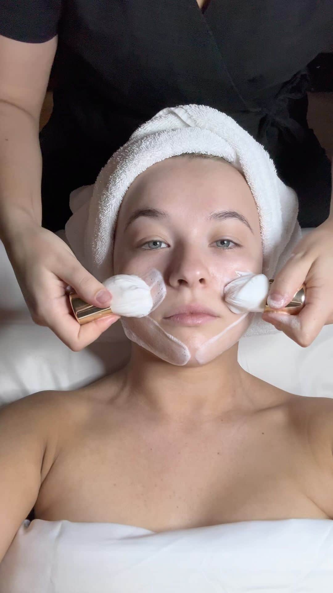 トーリ・ウェブスターのインスタグラム：「Just a loving & rave review for the Guerlain Spa at Hotel X Toronto 🧖🏼‍♀️🤍  As someone who has tried a lot of facials and treatments this one was designed to impress, and has officially taken top spot in my books ✔️ The hotel and spa facilities are also so relaxing, private, and chic!   The 1.5 hr Imperial Age Reverse Treatment was next level, and the perfect gift for yourself or a loved one this holiday season!   •  •  #spa #wellness #facial #facialtreatment #facials #facialmassage #lymphaticdrainage #bestoftoronto #torontospa #toronto #hotelxtoronto #guerlain #guerlainspa #torontohotels」