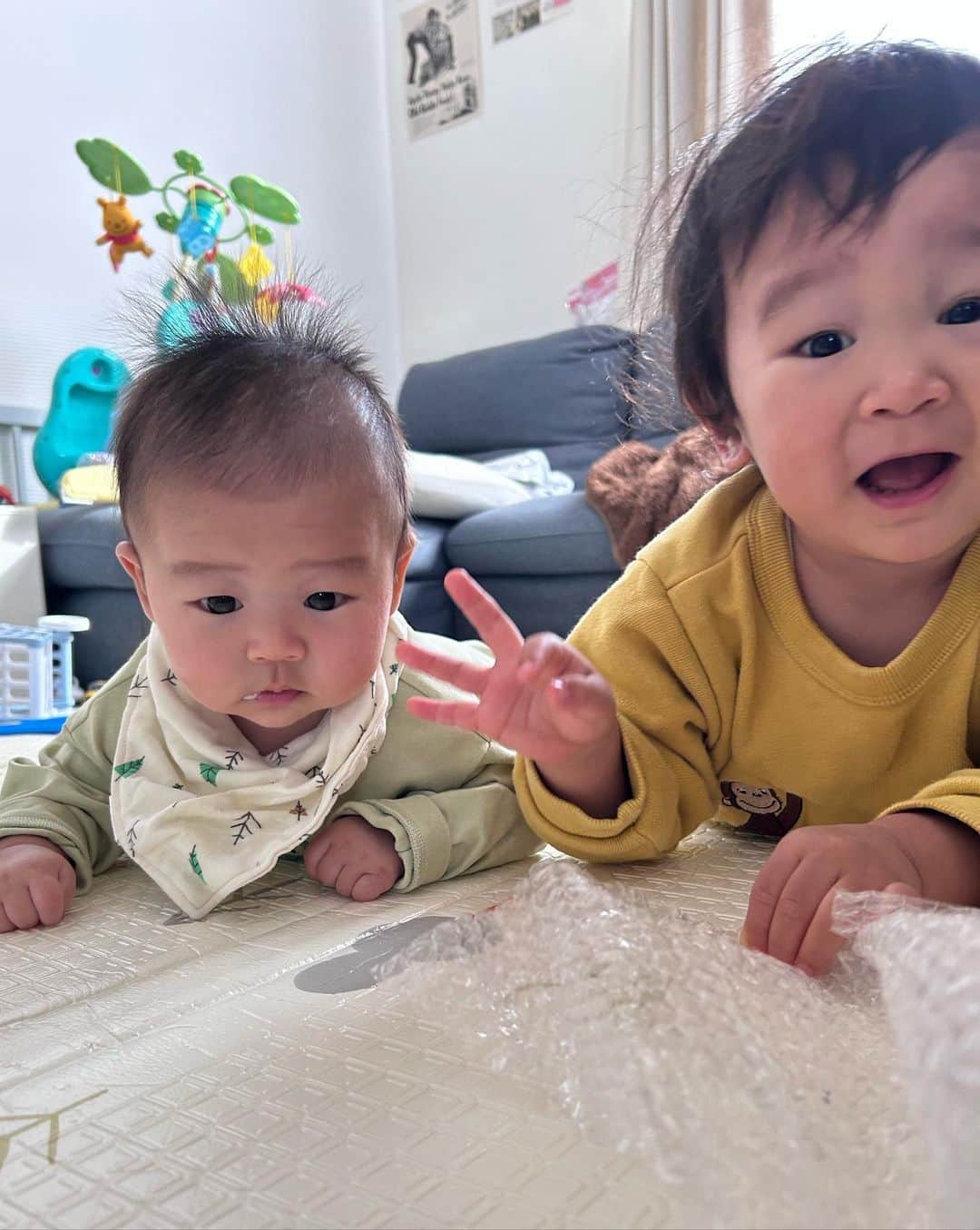 高橋茉奈さんのインスタグラム写真 - (高橋茉奈Instagram)「＊ うつ伏せ練習してたらにいにに遊ばれたボク👶 レールでちょんまげされてる笑笑 ちょっとミルクも出ちゃってる🤣🤣🍼 4枚目が可愛すぎて可愛すぎてもうやばい😇💓 髪の毛抜けまくってパヤパヤだしタレ目さん👀 後ろにあるおしりふきの蓋が開けっ放しなのが 母のO型を物語りすぎてて恥ずかしいけど載せる🥹👌 #赤ちゃん#赤ちゃんのいる生活#赤ちゃんのいる暮らし#べビスタグラム#ママスタグラム#男の子ママ#成長記録#育児#育児記録#親バカ部#8月生まれ#7月生まれ#令和生まれ#令和3年ベビー#令和5年ベビー#2歳#0歳#2歳差#兄弟#きーくんの成長記録#はーちゃんの成長記録#我が子が一番#うつ伏せ練習」11月23日 9時58分 - 94.05.28