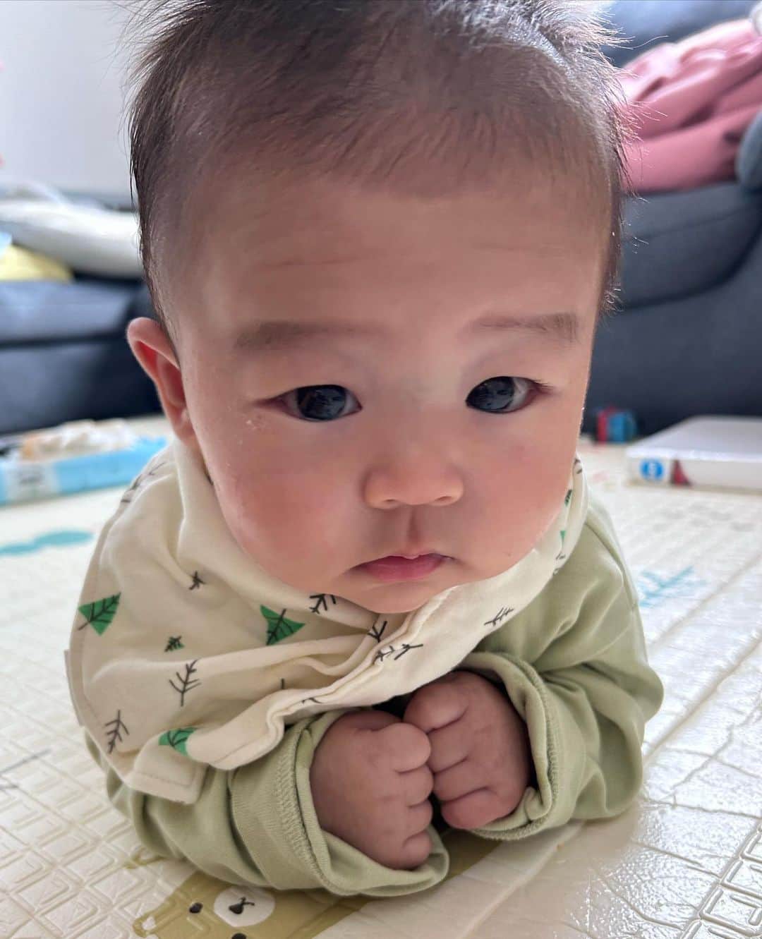 高橋茉奈さんのインスタグラム写真 - (高橋茉奈Instagram)「＊ うつ伏せ練習してたらにいにに遊ばれたボク👶 レールでちょんまげされてる笑笑 ちょっとミルクも出ちゃってる🤣🤣🍼 4枚目が可愛すぎて可愛すぎてもうやばい😇💓 髪の毛抜けまくってパヤパヤだしタレ目さん👀 後ろにあるおしりふきの蓋が開けっ放しなのが 母のO型を物語りすぎてて恥ずかしいけど載せる🥹👌 #赤ちゃん#赤ちゃんのいる生活#赤ちゃんのいる暮らし#べビスタグラム#ママスタグラム#男の子ママ#成長記録#育児#育児記録#親バカ部#8月生まれ#7月生まれ#令和生まれ#令和3年ベビー#令和5年ベビー#2歳#0歳#2歳差#兄弟#きーくんの成長記録#はーちゃんの成長記録#我が子が一番#うつ伏せ練習」11月23日 9時58分 - 94.05.28