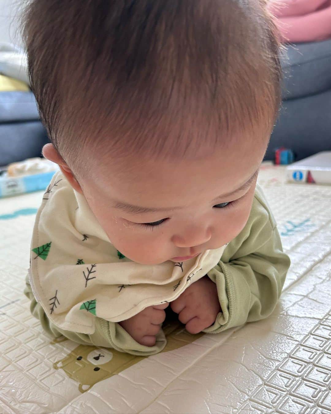 高橋茉奈さんのインスタグラム写真 - (高橋茉奈Instagram)「＊ うつ伏せ練習してたらにいにに遊ばれたボク👶 レールでちょんまげされてる笑笑 ちょっとミルクも出ちゃってる🤣🤣🍼 4枚目が可愛すぎて可愛すぎてもうやばい😇💓 髪の毛抜けまくってパヤパヤだしタレ目さん👀 後ろにあるおしりふきの蓋が開けっ放しなのが 母のO型を物語りすぎてて恥ずかしいけど載せる🥹👌 #赤ちゃん#赤ちゃんのいる生活#赤ちゃんのいる暮らし#べビスタグラム#ママスタグラム#男の子ママ#成長記録#育児#育児記録#親バカ部#8月生まれ#7月生まれ#令和生まれ#令和3年ベビー#令和5年ベビー#2歳#0歳#2歳差#兄弟#きーくんの成長記録#はーちゃんの成長記録#我が子が一番#うつ伏せ練習」11月23日 9時58分 - 94.05.28