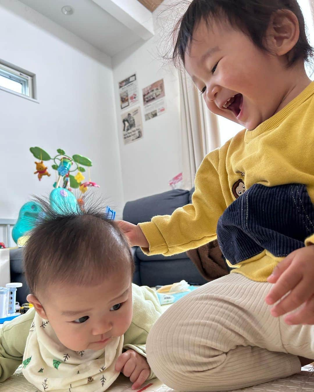 高橋茉奈のインスタグラム：「＊ うつ伏せ練習してたらにいにに遊ばれたボク👶 レールでちょんまげされてる笑笑 ちょっとミルクも出ちゃってる🤣🤣🍼 4枚目が可愛すぎて可愛すぎてもうやばい😇💓 髪の毛抜けまくってパヤパヤだしタレ目さん👀 後ろにあるおしりふきの蓋が開けっ放しなのが 母のO型を物語りすぎてて恥ずかしいけど載せる🥹👌 #赤ちゃん#赤ちゃんのいる生活#赤ちゃんのいる暮らし#べビスタグラム#ママスタグラム#男の子ママ#成長記録#育児#育児記録#親バカ部#8月生まれ#7月生まれ#令和生まれ#令和3年ベビー#令和5年ベビー#2歳#0歳#2歳差#兄弟#きーくんの成長記録#はーちゃんの成長記録#我が子が一番#うつ伏せ練習」