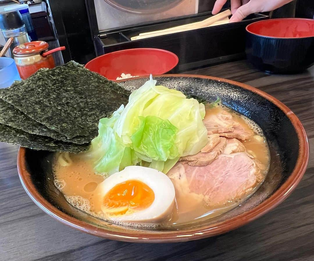 本谷亜紀さんのインスタグラム写真 - (本谷亜紀Instagram)「横浜家系らーめん 武術家🍜すごく接客が良かった🥰レディースラーメンが500円なのも驚き！今回はフルサイズです🥺もちろんご飯と一緒に。 ㅤㅤㅤㅤㅤㅤㅤㅤㅤㅤㅤㅤㅤ かえしがしっかり効いててキレのある味💓😌麺はプリプリ🤙  みんなの好きな家系ラーメンはどこ？？☺️ ㅤㅤㅤㅤㅤㅤㅤㅤㅤㅤㅤㅤㅤ 木曜日が祝日って珍しいね㊗️私は日本酒&ラーメンを求めて北へ🚄 #横浜家系らーめん武術家 #武術家　#家系ラーメン　#大井町ランチ　#ラーメン #らーめん #麺スタグラム #つけ麺 #ランチ #中華そば #🍜」11月23日 9時59分 - akichi0518_ramen