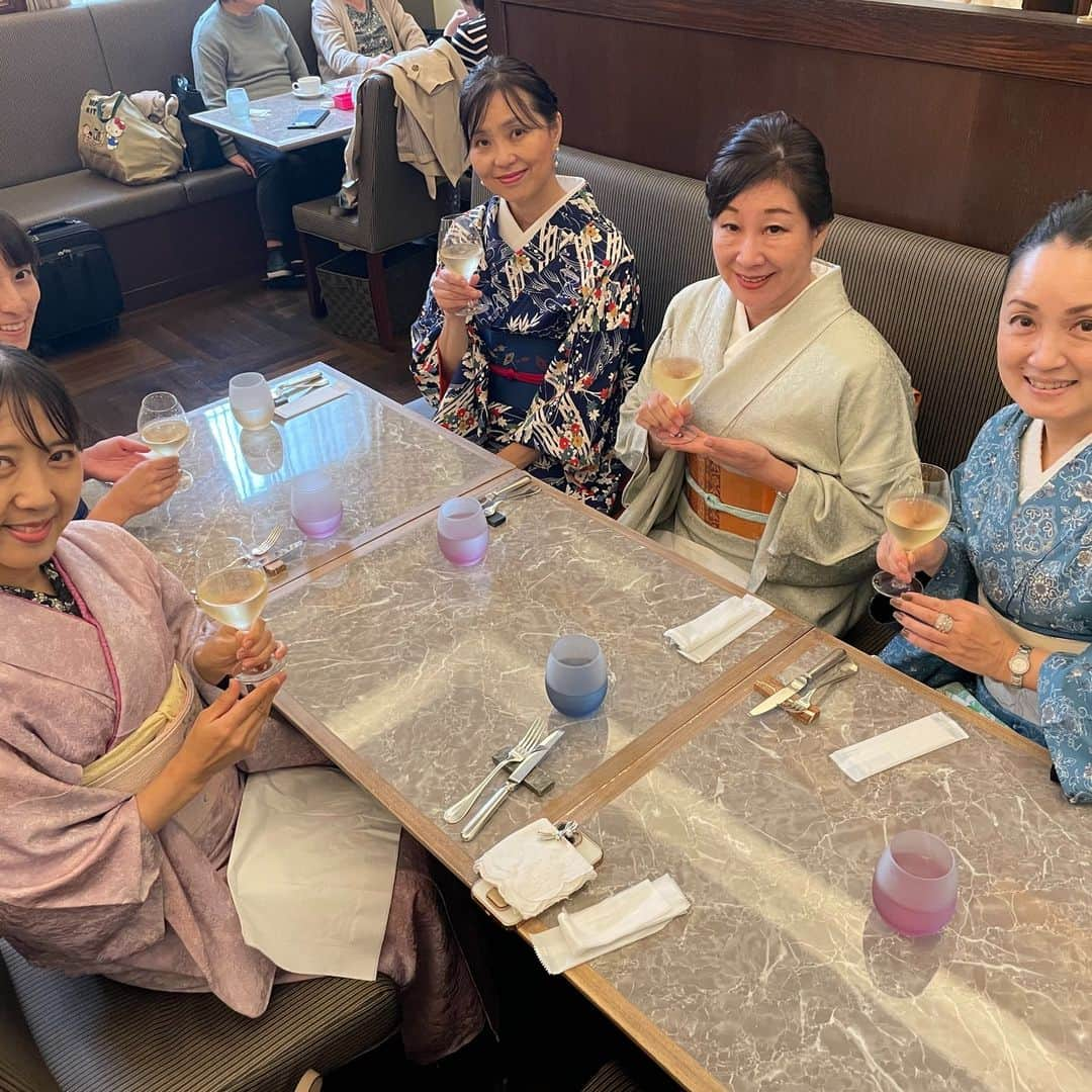 きもの京小町さんのインスタグラム写真 - (きもの京小町Instagram)「芸術の秋 食欲の秋 ということで  テーマをフランスに絞って きものでお出かけしました  今回の芸術鑑賞のテーマは パリ ポンピドゥーセンター　 キュビスム展―美の革命  芸術のことはよくわからなくても 本物に触れられるのは貴重な機会  お着物でピカソ鑑賞も、なんだか絵になります  しっかり、芸術に触れた後は 「ブラッスリーレカン」でランチ  レカンさんは、上野駅の旧貴賓室のレストラン  入り口は狭いのですが、 店内は天井が高く、ゆったりした素敵な空間  今回のドレスコードはフランス！  フレンチレースやトリコロール、絵画など それぞれにこだわりのフランスを取り入れてくださいました フランスに行った気分になりながら 着物の話や、クリスマスの話、食べ物の事など 話はつきませんでした  次はリアルに着物でフランスへ！  ■　イベント開催予定　━━━━━━  12/2 (土) 着物でクリスマスパーティ https://top.enjoy-kimono.com/blogs/news/2312xmasparty  1/6(土) 着物で初詣  詳しくは @kimono_kyokomachi プロフィール＞＞リンククリック＞＞イベント一覧 ＿＿＿＿＿＿＿＿＿＿＿＿＿＿＿＿  【Enjoy!! KIMONO 友の会公式LINE】 @enjoy.kimono のプロフィールのURLから「Enjoy!! KIMONO 友の会」公式ラインとお友達になってください イベントの最新情報をお届けしております！ ぜひ、お友達になってくださいね  #着物でお出かけ   #enjoykimono #enjoykimono友の会  #kimono #着物 #japankimono  #京都きもの京小町 #kimonokyokomachi #きもの京小町 #京都きもの京小町東京店」11月23日 10時01分 - kimono_kyokomachi