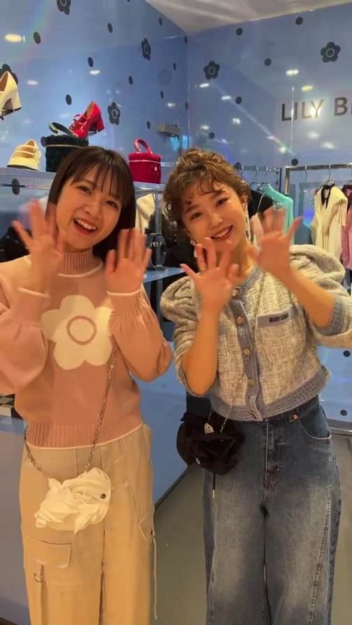Lily Brownのインスタグラム：「_  ✿ LILY BROWN × MARY QUANT ✿  60年代ロンドンのストリートカルチャーを代表するMARY QUANTとのコラボレーション第4弾。 クラシカルなツイードニットアップやブラウスに加えギフトにもぴったりなアクセサリーや小物、今回初登場となるランジェリーなど、ホリデーシーズンに気分高まるラインアップを展開。  ✿先行予約開始日：11月22日(水)12:00(正午) ✿全国発売日：11月30日(木)  ✿LIMITED CONCEPT STORE✿ 場所：ルミネエスト新宿　１F インフォメーション横 期間：11月23日(木)～12月1日(金) 営業時間：11:00～21:00（平日）/10:30～21:00（土日祝） 電話：03-6457-8555（ルミネエスト新宿店）  ■コラボランジェリーをお買い上げの方に巾着をプレゼント ■MAポイント +5%UP付与キャンペーン ■限定カラーアイテムが登場  詳細はプロフィール欄URL ニュースページをご覧ください。  #LILYBROWN #リリーブラウン #MARYQUANT #マリークヮント #vintage #vintagefeature #vintagefeaturedress #コラボレーション #ルミネエスト新宿 #LIMITEDCONCEPTSTORE」