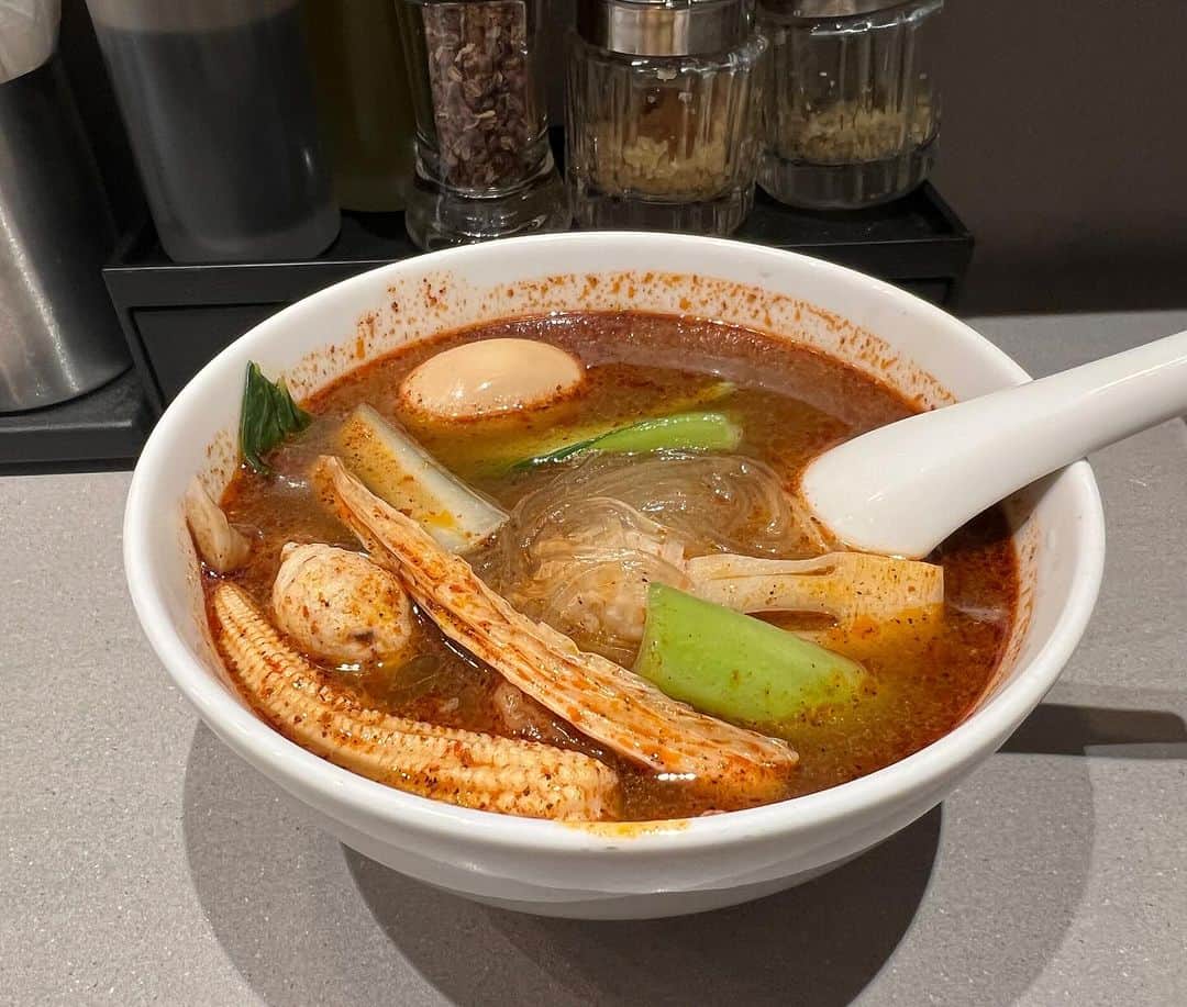 本谷亜紀のインスタグラム：「「七宝麻辣湯」で唯一無二の春雨ヌードル体験！  いろんな麻辣湯あるけどここのじゃないとダメなんだよね🥺  トッピングは自分で好きなものを好きなだけ選べるスタイル。  辛さと深みが絶妙にマッチ。ダイエットにも最適なヘルシーな一杯。🌶️🍜  ここは春雨ヌードルのお店ではあるけど、ラーメン評論家の先輩石神さんのお店でもあるので良く行きます💡   #七宝麻辣湯 #春雨ヌードル #辛さと深み #ヘルシーラーメン #ダイエットラーメン」