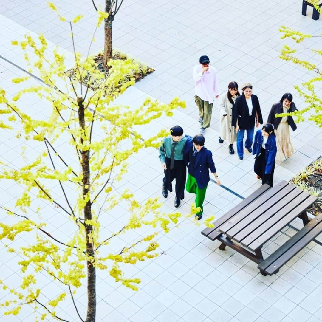 法政大学のインスタグラム：「It's a #campuslife！  良き友、良き出会い😊 市ケ谷キャンパスの風景をお届け✨  もうすぐ11月もおわりですね。だいぶ寒くなってきので、みなさん体調気を付けてお過ごしください～🙌  #法政大学 #法政 #大学 #春から法政 #春から大学生 #受験生 #市ケ谷 #キャンパスライフ #大学生活 #試験 #勉強 #授業 #HOSEI #hoseiuniversity #hosei #university #student」