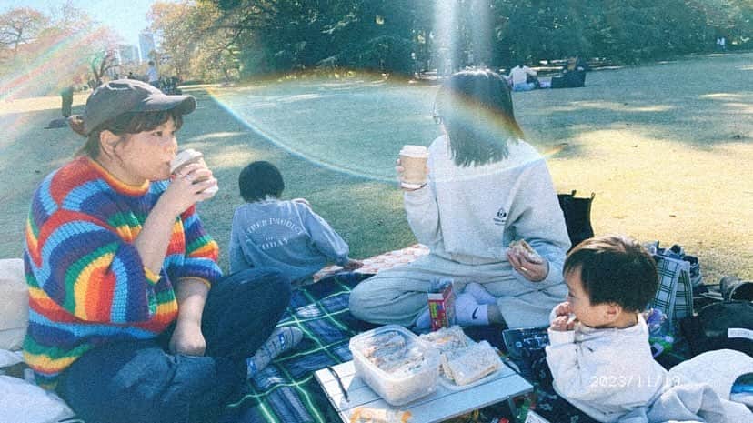 福田瞳のインスタグラム：「今日くらい多分晴れていた日🌞最高の#新宿御苑 日和でした☺︎ 何億光年ぶりの御苑。 来てみてびっくり。 こんなに中に売店やら何やら多いとは☺︎いやはや、とっても楽しいところじゃないかっ🤗年パスも視野にいれよう。と、本当に思っています☺︎ #つっちーは御苑のプロ #金子さんのホットサンドめちゃくちゃ美味しかった」
