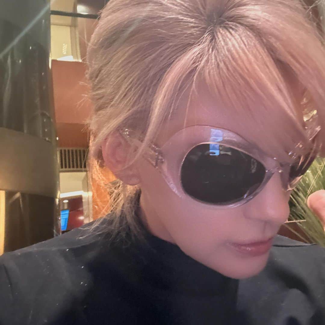 のインスタグラム：「この投稿で私が着ているお洋服は、  サングラス🕶️ @maxmara 「sports max」  ダウン　 @rickowensonline   ブーツレギンス→ヒールとレギンスが一体化になっています😙 @shein_japan   インナー @khy   バッグ @balenciaga   #ファッション  #トレンド服  #ブラックコーデ #麻布台ヒルズ」