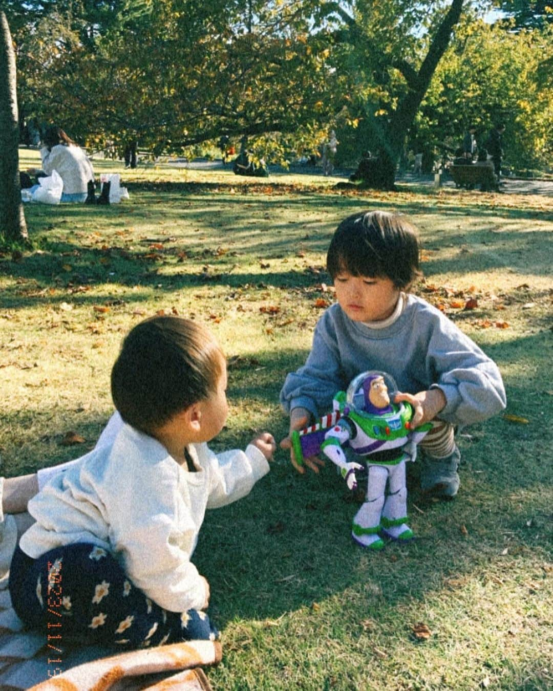 福田瞳のインスタグラム：「金子さんちの息子くんがお気に入りのバスに触らせてくれた♡優しい☺️ つっちーにもたくさん甘えることができて、うた坊はご満悦☺️ 本当ゆっくりのんびりできた。 あれ、なんでこんなにわたし、ゆっくりできてるんだろう。。 と、ふと気づいたんだけど、うたは、終始金子さんとつっちーにばっかり行ってて、わたしんとこにこなかった。。笑。 さ、さみしいじゃーん。😇  #新宿御苑最高 #また絶対行きたい #つっちーは御苑のプロ」