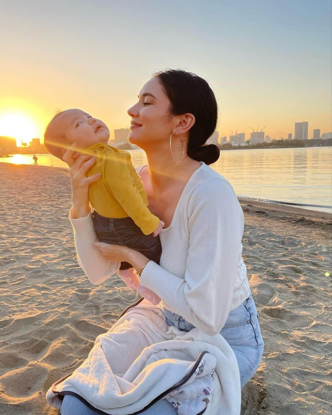 テイラー鈴木のインスタグラム：「ファミリータイム👨‍👩‍👧‍👦🤍」