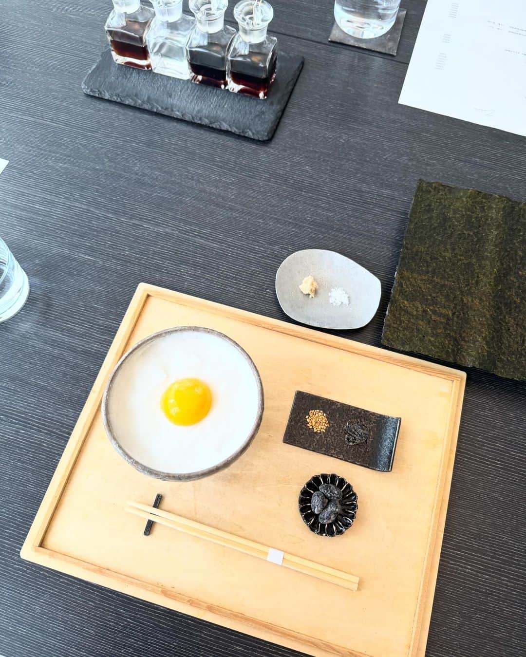endoyukako さんのインスタグラム写真 - (endoyukako Instagram)「美味しい朝ごはんからはじまる すてきなひ☁ . . 完全予約制の卵かけご飯とコーヒーのお店 大阪 福島 @zawa___coffee で朝ごはん。 . 9時、11時、13時の回の予約制で 私は9時の回を予約していきました🫶 (ネットから予約できる) . 卵かけご飯が大好きなのですが 6種類くらいの卵の中から好きなものや トッピングを選べます。 これがびっくりするくらいおいしくて あっという間にペロリ完食してしまった。 6種類のお醤油やお出汁もあり それぞれで風味も全然変わるし ひと口ごとに色んなお味を堪能できて とても満足度が高かったーー もっとたくさん 違う種類も食べてみたくなりました🥹 感激。 . アートギャラリー併設のお店で 空間もすごくおしゃれだし 提供されるごはんの器も美しくて お店の方もすごくやさしくて😭 〆にコーヒーもいただき、 すてきなおみせのおかげで 心ポカポカで 一日を始められた素敵な日でした。 ちょっとしんどい日だったのだけど こういう事に救われるよなぁと すごく有難かったです。 . . そんなこの日のコーデは たまごにも合わせて← 珍しくカラーパンツを✨ @mivialoca の ベロアプリーツのイージーパンツ🫶 裾のフリルがかわいいし、 履き心地も良くて楽チン。 波のようなプリーツと、 モール糸のような表面感のある生地で お手ごろなのに 高みえしてくれてお気に入り。 あとポケットもついているのが 地味に嬉しいポイントです🥹 . .  #ゆかフェ大阪  ============ 𝗉𝗅𝖾𝖺𝗌𝖾 𝖿𝗈𝗅𝗅𝗈𝗐 𝗆𝖾 @123kirin  お酒・おでかけ情報中心に 毎日22時頃更新してます♥ ============ #mivialoca#大人カジュアル#秋コーデ#秋ワンピ#ベロアパンツ#フリルパンツ#イージーパンツ#ベロア#プリーツパンツ#大阪モーニング#大阪ランチ#大阪グルメ#福島グルメ #梅田グルメ#大阪美食#大阪自由行#大阪必吃#関西美食 #関西自由行#日本美食#日本美食推薦#大阪デート#大阪福島グルメ  #大阪福島ランチ  #大阪福島デート  #大阪福島居酒屋  #大阪福島飲み#卵かけご飯専門店 #pr」11月23日 10時14分 - 123kirin