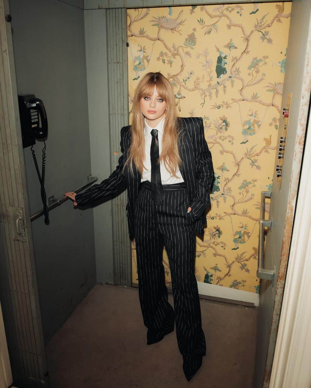 Just Jaredさんのインスタグラム写真 - (Just JaredInstagram)「Joey King suits up in Alexander McQueen for the @cap74024 cover shoot. Click the LINK IN BIO to check out more from her interview and @pomellato partnership! 👔 #JoeyKing #AlexanderMcQueen #ThomBrowne #Ferragamo Photos: Davis Bates」11月23日 10時15分 - justjared