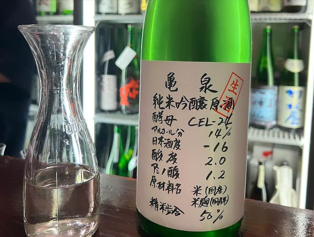 本谷亜紀さんのインスタグラム写真 - (本谷亜紀Instagram)「神楽坂&江戸川橋飲み歩き🍺 数時間でたくさん巡った💓この辺に長く住んでたからかなりエモい気持ちに🥴 ㅤㅤㅤㅤㅤㅤㅤㅤㅤㅤㅤㅤㅤ #カンザケとアテ豆燗 熱燗とかなり素晴らしいお通し（もちろんお金はかかるけど）でしっぽりちびちび飲むお店。居心地良すぎ🍶  #神楽坂地酒喝采かも蔵 むかーしから来てるお店。日本酒といえばここ！種類が圧巻😍大興奮！  #TaihuTokyoタイフートーキョー クラフトビール専門店🍺珍しい台湾クラフトビールとおつまみ🤙グッズが可愛くて爆買い🥰  #SHOPPE 黒い屋根の写真🤳大人のコンビニ的なコンセプトで、ナチュールワインとか調味料とかデリが並んでた！角打ち的にも飲んでる人がいた😘とにかくおしゃれ！  #浪花屋 江戸川橋のたい焼きの名店🐟  実は後もう一軒行ったけど店名記憶なし☁️🥺💦  他にも大好きなお店がたくさんあるから定期的に行きたい😌  #神楽坂　＃江戸川橋　#日本酒　#一人飲み女子 #一人飲み」11月23日 10時18分 - akichi0518_ramen