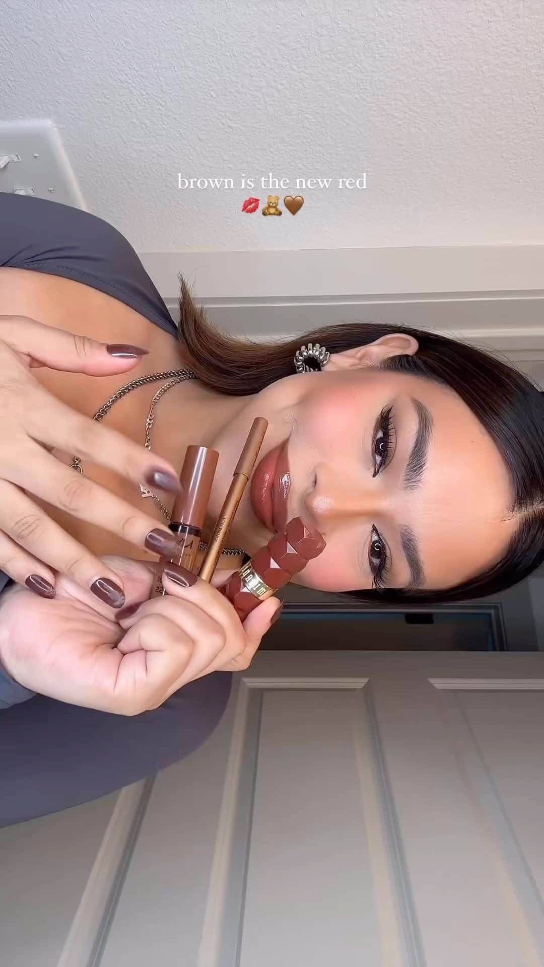 wakeupandmakeupのインスタグラム：「Brown is innn! 🧸😘 @mvrubi - @charlottetilbury lip pencil in foxy brown  - @milanicosmetics lipstick in passion  - @nyxcosmetics lip gloss in caramelt  .」