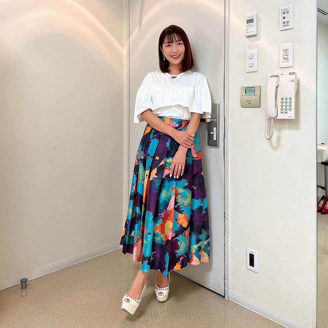 新妻聖子さんのインスタグラム写真 - (新妻聖子Instagram)「🎤11月21日生放送 NHK「うたコン」 ドレス @aimer_dress アクセサリー全て @abiste_official  🍎11月14日O.A. フジテレビ「今夜はナゾトレ」 トップス、スカート、ネックレス @lanvin_en_bleu_womens ピアス @ops_accessory  🌼 11月16日O.A. 日本テレビ「ダウンタウンDX」 ワンピース @_meimeij_ ピアス @grossejapan リング @abiste_official  初めてダウンタウンのお二人揃っての現場でお会いできて、実はめちゃくちゃ興奮していた収録日！私のダウンタウン愛をお伝えするタイミングはなかったのですが、胸中ずっと「🥺🫶✨」こうでした（笑）  ちなみにこの日はトークで市村正親さんのお話しをさせていただいたのですが…昨日ばったり街中でお会いしました！！😆  実は、歩いててバッタリ市村さんとお会いするのこれで5回目w  毎回私がすごくへこたれてるタイミングだったりして、市村さんと数分立ち話しをさせてもらえるだけでも元気になるから、やはり市村さんは神様なのだ！！  今日も稽古頑張ろう！！  #新妻聖子」11月23日 10時28分 - seikoniizuma