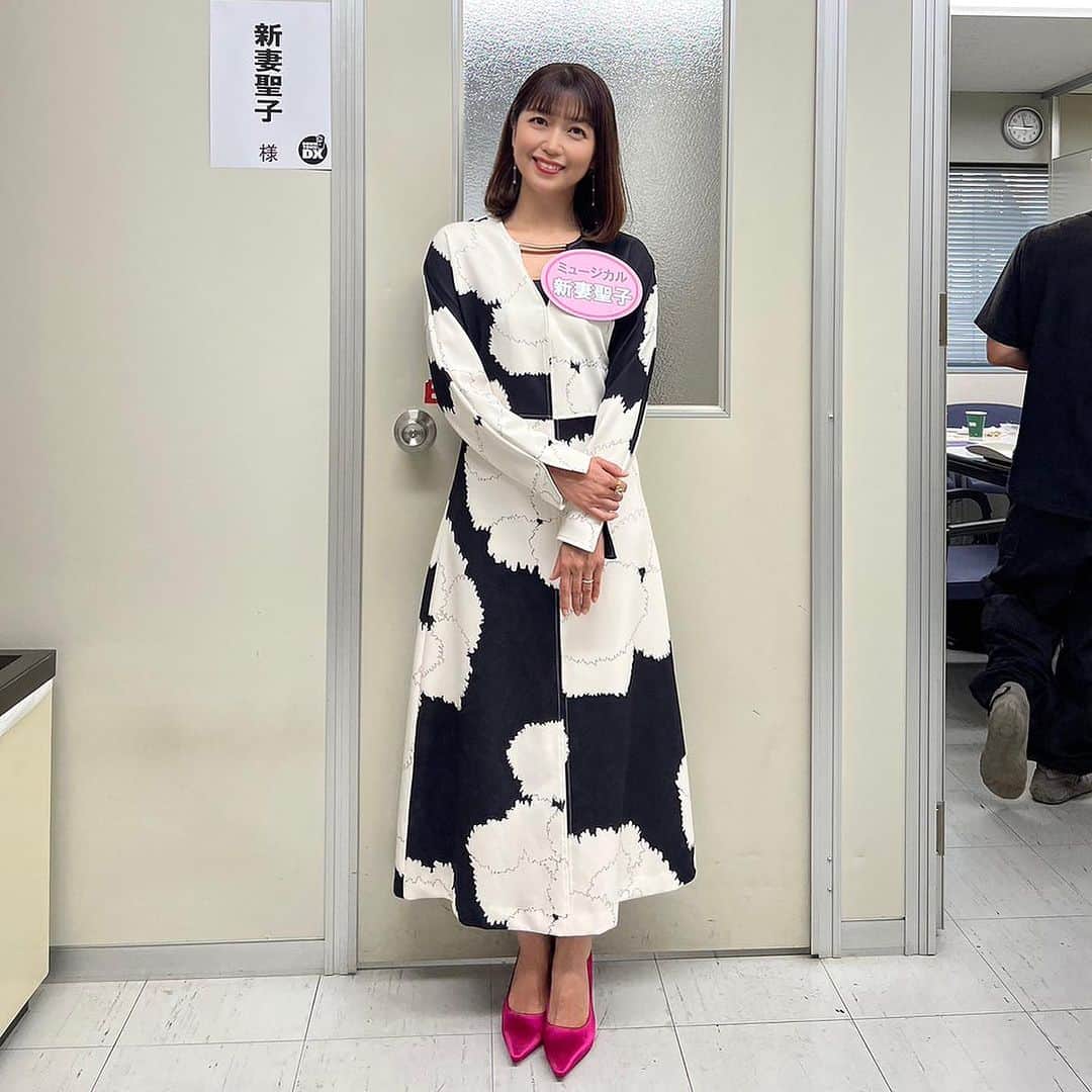 新妻聖子さんのインスタグラム写真 - (新妻聖子Instagram)「🎤11月21日生放送 NHK「うたコン」 ドレス @aimer_dress アクセサリー全て @abiste_official  🍎11月14日O.A. フジテレビ「今夜はナゾトレ」 トップス、スカート、ネックレス @lanvin_en_bleu_womens ピアス @ops_accessory  🌼 11月16日O.A. 日本テレビ「ダウンタウンDX」 ワンピース @_meimeij_ ピアス @grossejapan リング @abiste_official  初めてダウンタウンのお二人揃っての現場でお会いできて、実はめちゃくちゃ興奮していた収録日！私のダウンタウン愛をお伝えするタイミングはなかったのですが、胸中ずっと「🥺🫶✨」こうでした（笑）  ちなみにこの日はトークで市村正親さんのお話しをさせていただいたのですが…昨日ばったり街中でお会いしました！！😆  実は、歩いててバッタリ市村さんとお会いするのこれで5回目w  毎回私がすごくへこたれてるタイミングだったりして、市村さんと数分立ち話しをさせてもらえるだけでも元気になるから、やはり市村さんは神様なのだ！！  今日も稽古頑張ろう！！  #新妻聖子」11月23日 10時28分 - seikoniizuma