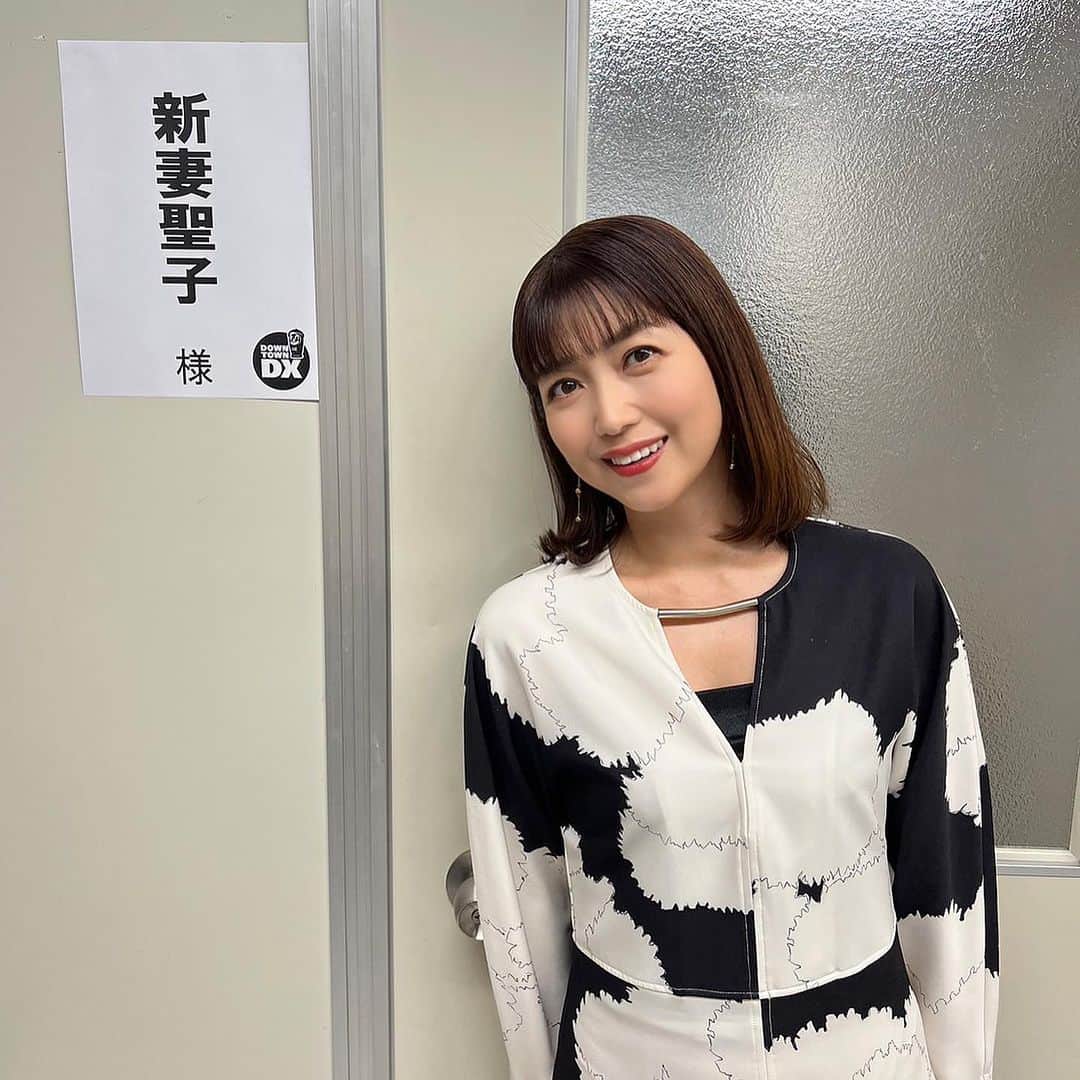 新妻聖子さんのインスタグラム写真 - (新妻聖子Instagram)「🎤11月21日生放送 NHK「うたコン」 ドレス @aimer_dress アクセサリー全て @abiste_official  🍎11月14日O.A. フジテレビ「今夜はナゾトレ」 トップス、スカート、ネックレス @lanvin_en_bleu_womens ピアス @ops_accessory  🌼 11月16日O.A. 日本テレビ「ダウンタウンDX」 ワンピース @_meimeij_ ピアス @grossejapan リング @abiste_official  初めてダウンタウンのお二人揃っての現場でお会いできて、実はめちゃくちゃ興奮していた収録日！私のダウンタウン愛をお伝えするタイミングはなかったのですが、胸中ずっと「🥺🫶✨」こうでした（笑）  ちなみにこの日はトークで市村正親さんのお話しをさせていただいたのですが…昨日ばったり街中でお会いしました！！😆  実は、歩いててバッタリ市村さんとお会いするのこれで5回目w  毎回私がすごくへこたれてるタイミングだったりして、市村さんと数分立ち話しをさせてもらえるだけでも元気になるから、やはり市村さんは神様なのだ！！  今日も稽古頑張ろう！！  #新妻聖子」11月23日 10時28分 - seikoniizuma