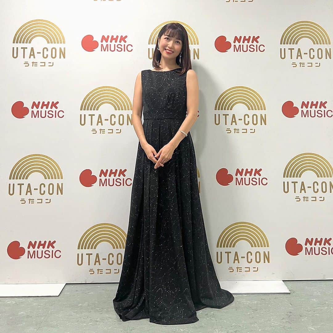 新妻聖子のインスタグラム：「🎤11月21日生放送 NHK「うたコン」 ドレス @aimer_dress アクセサリー全て @abiste_official  🍎11月14日O.A. フジテレビ「今夜はナゾトレ」 トップス、スカート、ネックレス @lanvin_en_bleu_womens ピアス @ops_accessory  🌼 11月16日O.A. 日本テレビ「ダウンタウンDX」 ワンピース @_meimeij_ ピアス @grossejapan リング @abiste_official  初めてダウンタウンのお二人揃っての現場でお会いできて、実はめちゃくちゃ興奮していた収録日！私のダウンタウン愛をお伝えするタイミングはなかったのですが、胸中ずっと「🥺🫶✨」こうでした（笑）  ちなみにこの日はトークで市村正親さんのお話しをさせていただいたのですが…昨日ばったり街中でお会いしました！！😆  実は、歩いててバッタリ市村さんとお会いするのこれで5回目w  毎回私がすごくへこたれてるタイミングだったりして、市村さんと数分立ち話しをさせてもらえるだけでも元気になるから、やはり市村さんは神様なのだ！！  今日も稽古頑張ろう！！  #新妻聖子」